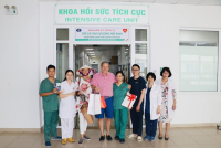 Hai bệnh nhân người Anh từng mắc COVID-19 về Việt Nam, thăm và cảm ơn các y bác sĩ