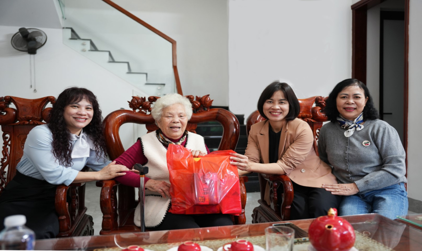 Thăm và chúc tết các đồng chí nguyên lãnh đạo và người có công