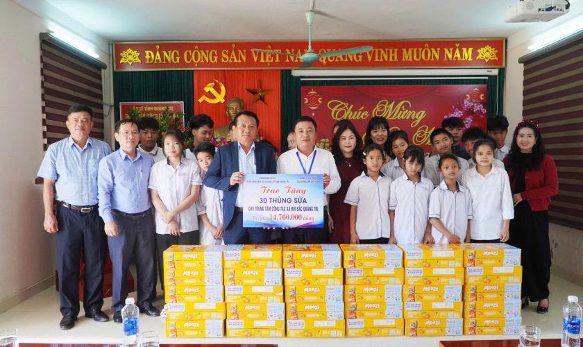 Trung tâm Kiểm soát bệnh tật: Trao tặng quà tết cho học sinh có hoàn cảnh khó khăn