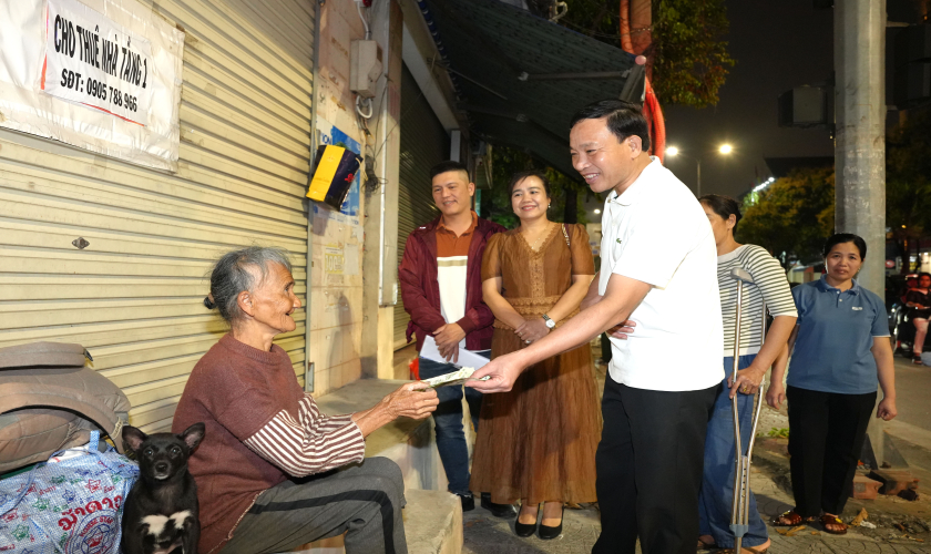 Sở Y tế Quảng Trị: Thăm, tặng quà đối tượng lang thang, cơ nhỡ trên địa bàn phường Đồng Hới