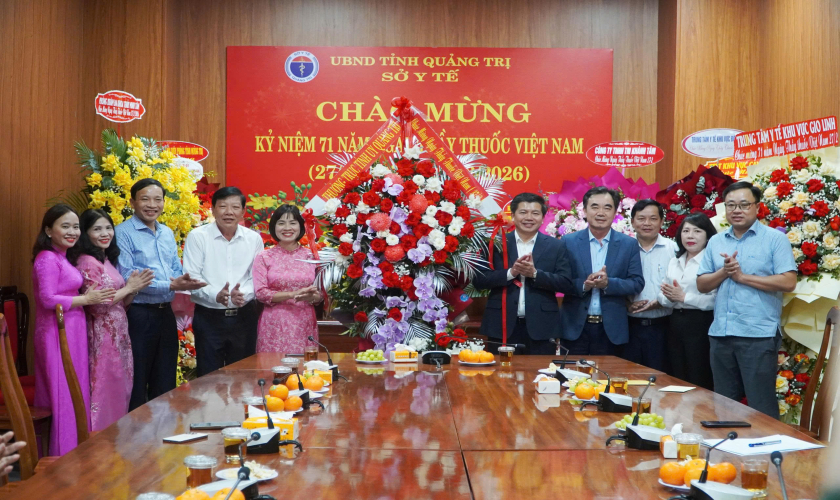 Đồng chí Phó Bí thư Thường trực Tỉnh ủy Trần Vũ Khiêm chúc mừng Sở Y tế nhân kỷ niệm 71 năm Ngày Thầy thuốc Việt Nam