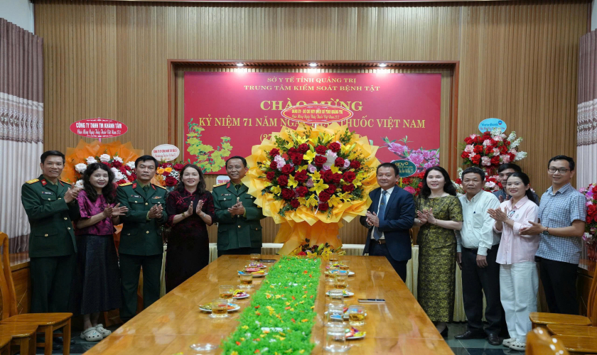 Nhiều cơ quan, đơn vị thăm và chúc mừng CDC Quảng Trị nhân Ngày Thầy thuốc Việt Nam