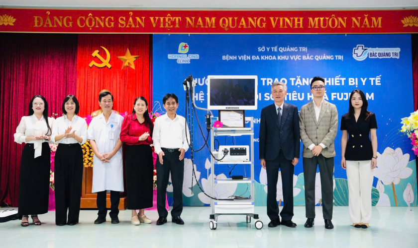 Bệnh viện đa khoa khu vực Bắc Quảng Trị tiếp nhận hệ thống nội soi tiêu hóa hiện đại do Gia đình GS.TS Đào Văn Long trao tặng
