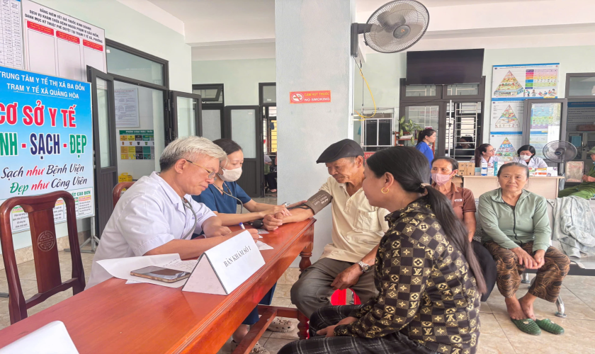 Khám bệnh, tư vấn sức khỏe và cấp phát thuốc miễn phí cho người dân