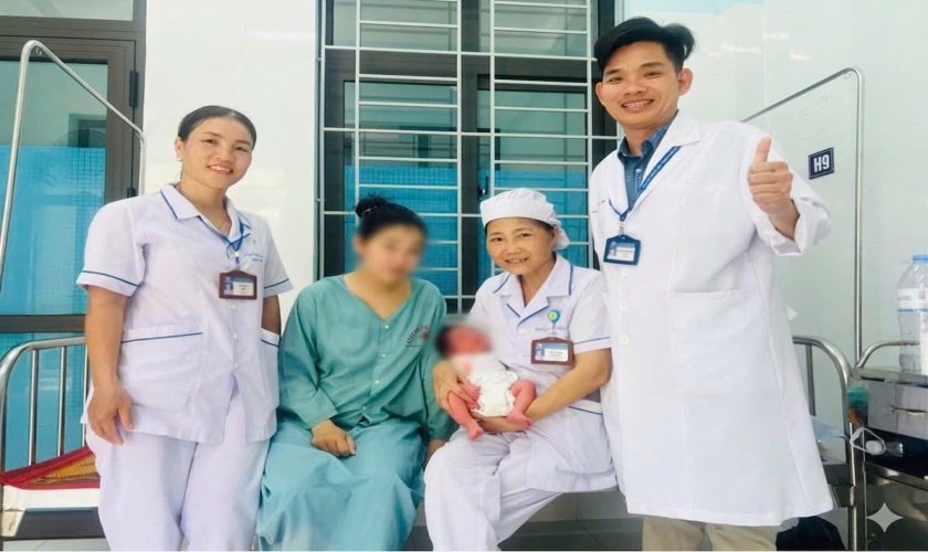 Cứu sống sản phụ sinh con trên xe khách