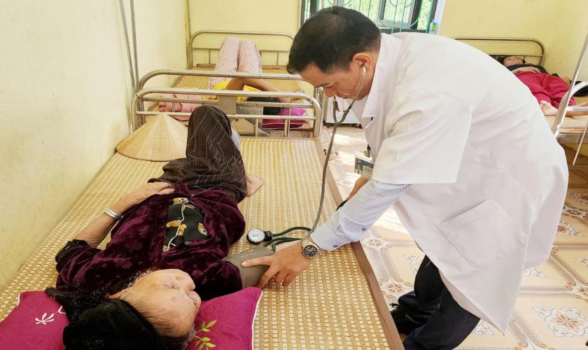 Thầy thuốc của bản làng