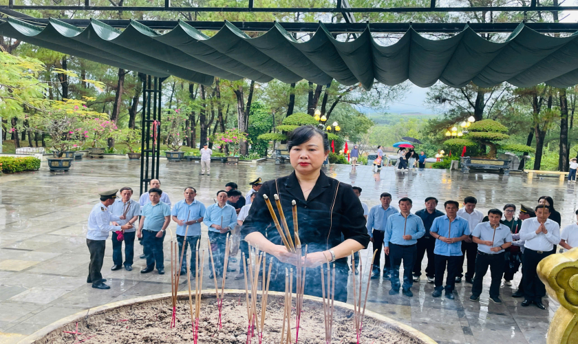 Bộ trưởng Bộ Y tế tri ân các anh hùng liệt sĩ tại Quảng Trị