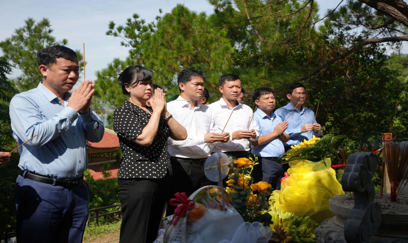 Bộ trưởng Bộ Y tế Đào Hồng Lan dâng hương tưởng niệm Đại tướng Võ Nguyên Giáp, tri ân tại Bến phà Gianh và thăm Trạm Y tế xã Phú Trạch