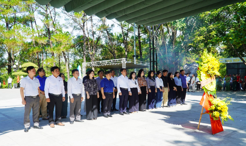CDC Quảng Trị dâng hương tri ân các Anh hùng Liệt sĩ nhân kỷ niệm 79 năm Ngày Thương binh - Liệt sĩ