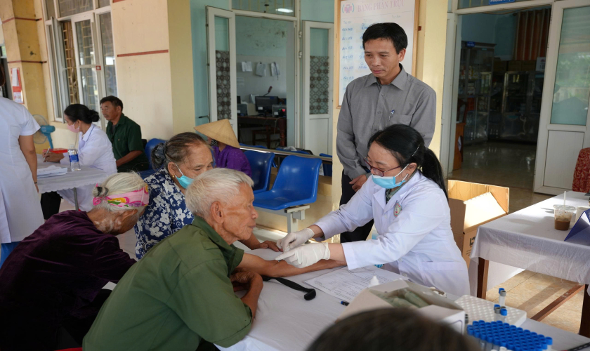 CDC Quảng Trị: Khám sức khỏe định kỳ cho người có công với cách mạng và người khuyết tật trên địa bàn xã Hòa Trạch