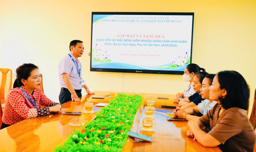 Trung tâm Kiểm soát bệnh tật tặng quà cho các nữ đoàn viên có hoàn cảnh khó khăn