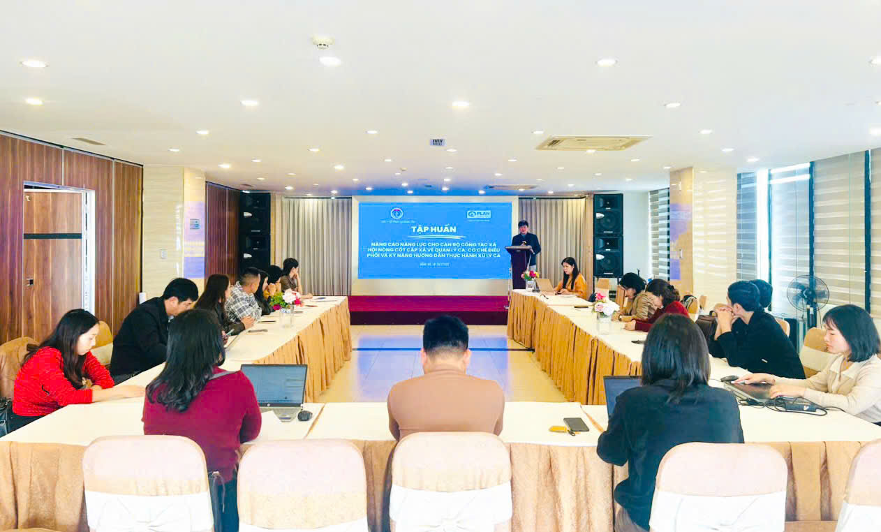 Các_học_viên_thực_hiện_phiếu_khảo_sát_giá_trước_tập_huấn_về_quy_trình_can_thiệp_hỗ trợ_trợ_cho_trẻ_em_bị_bạo_thành_và_xâm_hại_tình_dục.jpg