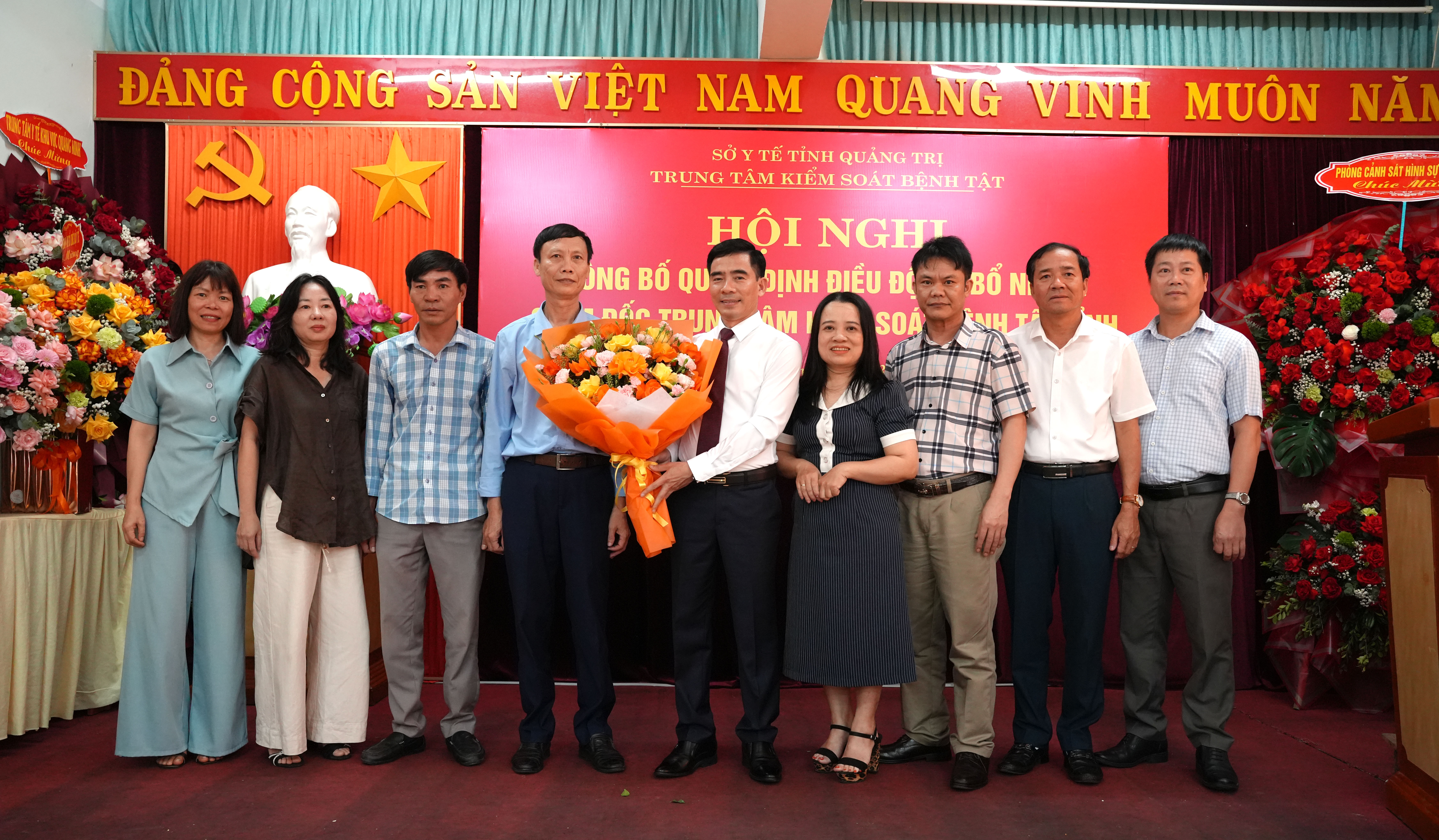 Các_đồng_chí_trong_Ban_Giám_đốc_tặng_hoa_chúc_mừng_Tân_Giám_đốc_Trung_tâm_Kiểm_soát_bệnh_tật_tỉnh_A_Ngọc.JPG