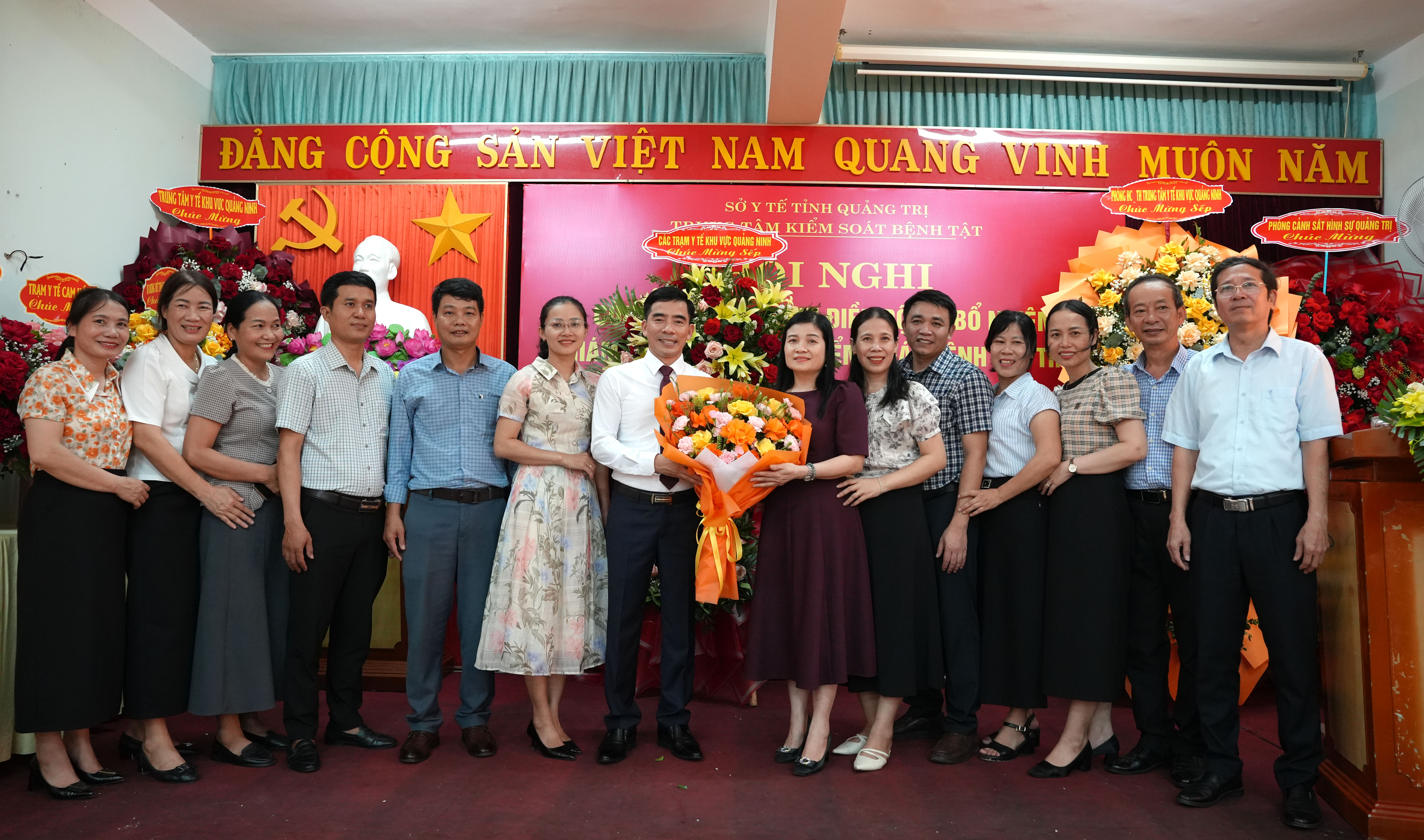 Các_đồng_chí_trong_Ban_Giám_đốc_tặng_hoa_chúc_mừng_Tân_Giám_đốc_Trung_tâm_Kiểm_soát_bệnh_tật_tỉnh_TTYTQN_NKT.JPG