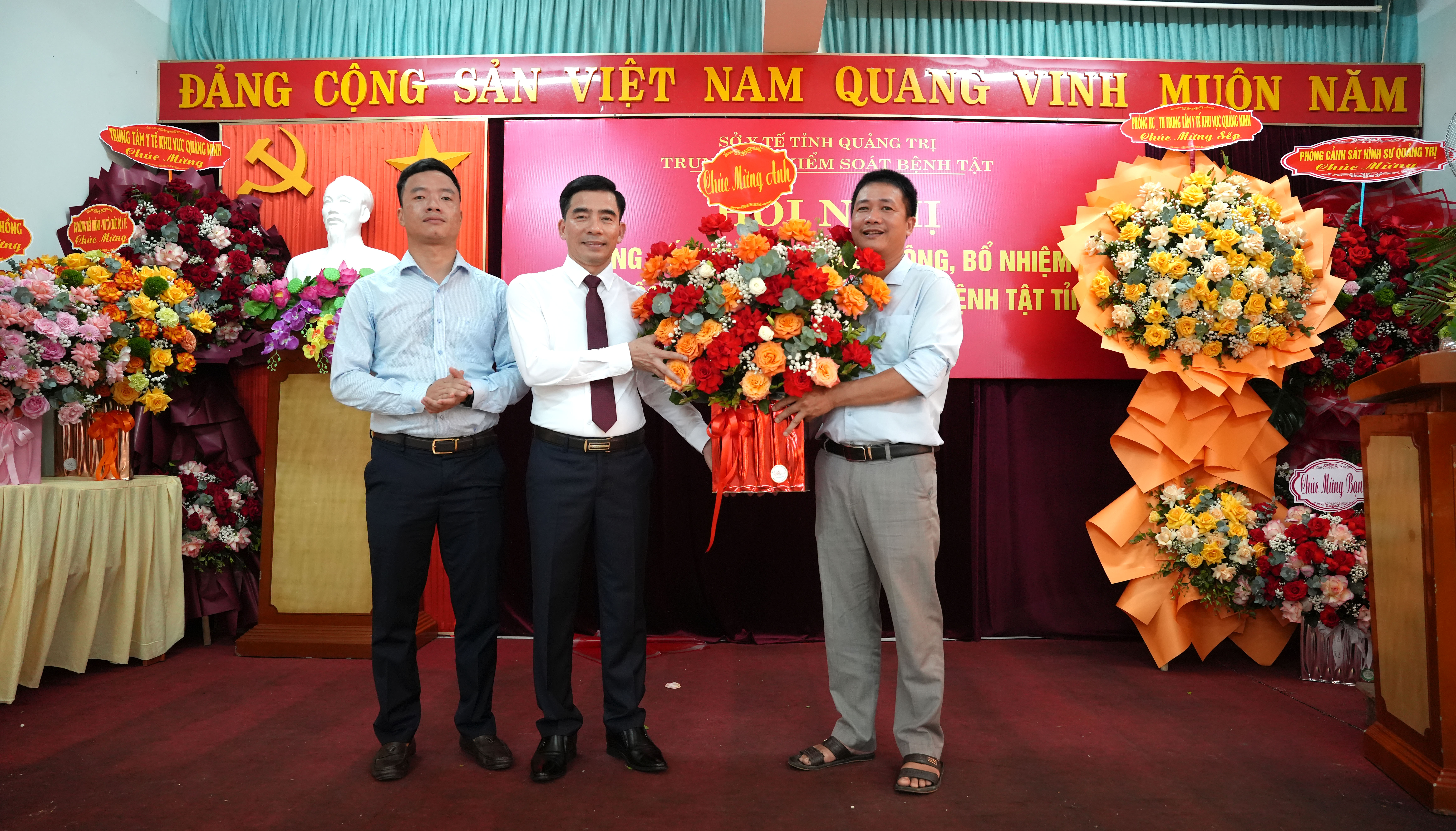 Các_đồng_chí_trong_Ban_Giám_đốc_tặng_hoa_chúc_mừng_Tân_Giám_đốc_Trung_tâm_Kiểm_soát_bệnh_tật_tỉnh_em_trai_Hải.JPG