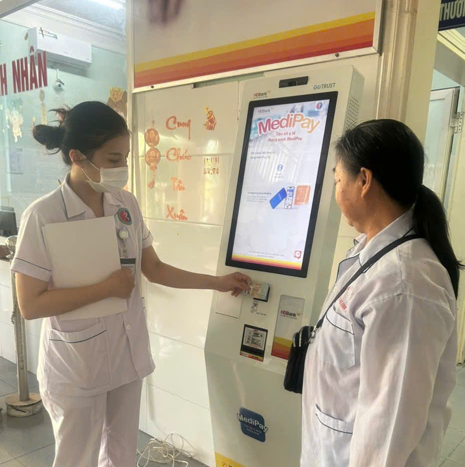 Nhân_viên_Bệnh_viện_YHCTPHCN_Bắc_Quảng_Trị_hướng_dẫn_người_dân_làm_thủ_tục_khám_chữa_bệnh.jpg