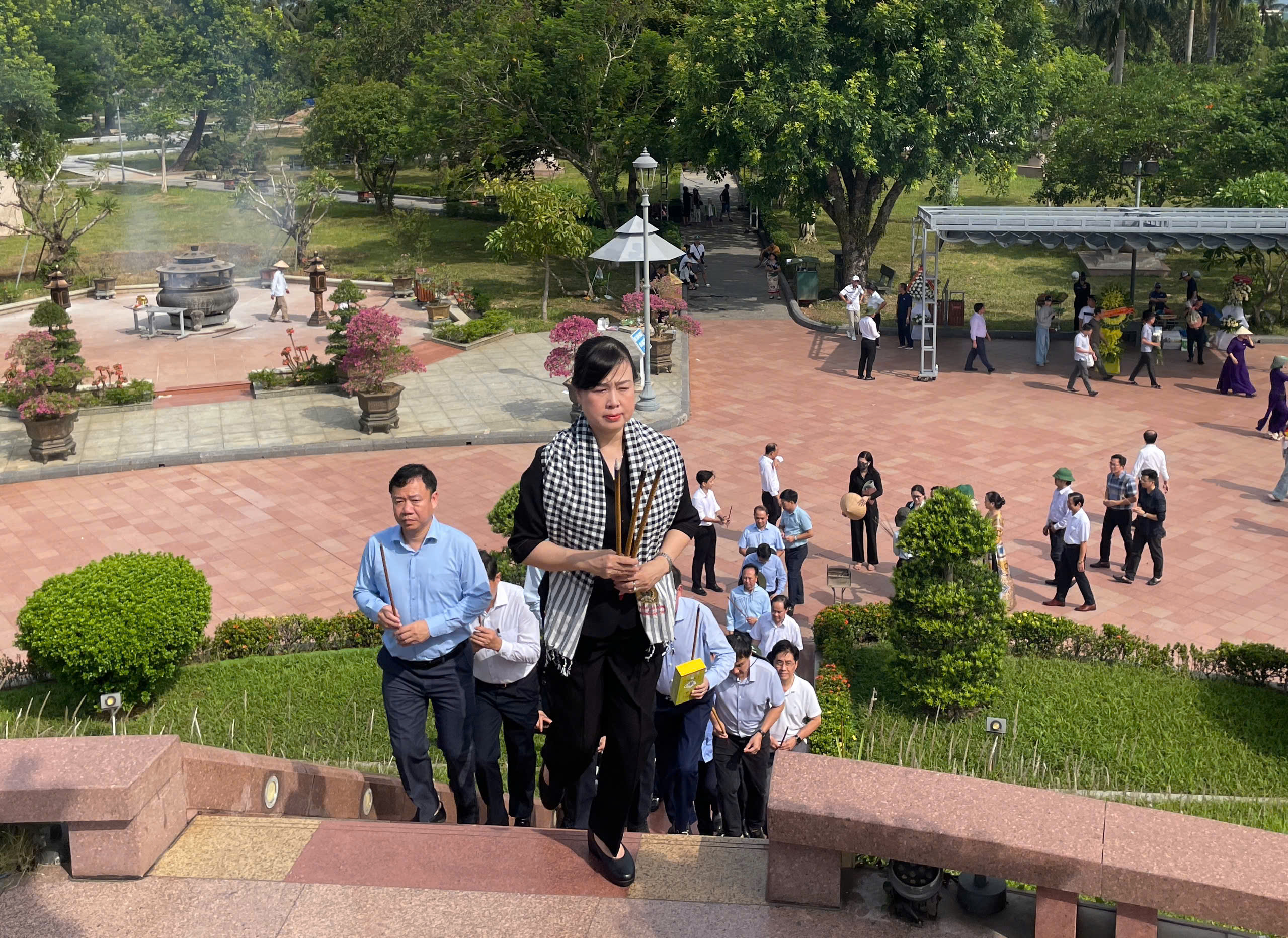 1784984773194_78156177Bộ_trưởng_Đào_Hồng_Lan_dẫn_đầu_đoàn_công_tác_thực_hiện_nghi_lễ_dâng_hoa_dâng_hương_tại_Di_tích_quốc_gia_đặc_biệt_Thành_Cổ_Quảng_Trị.17759064336526_6054ba30bc4b897ad90b8d9bad51a685.jpg