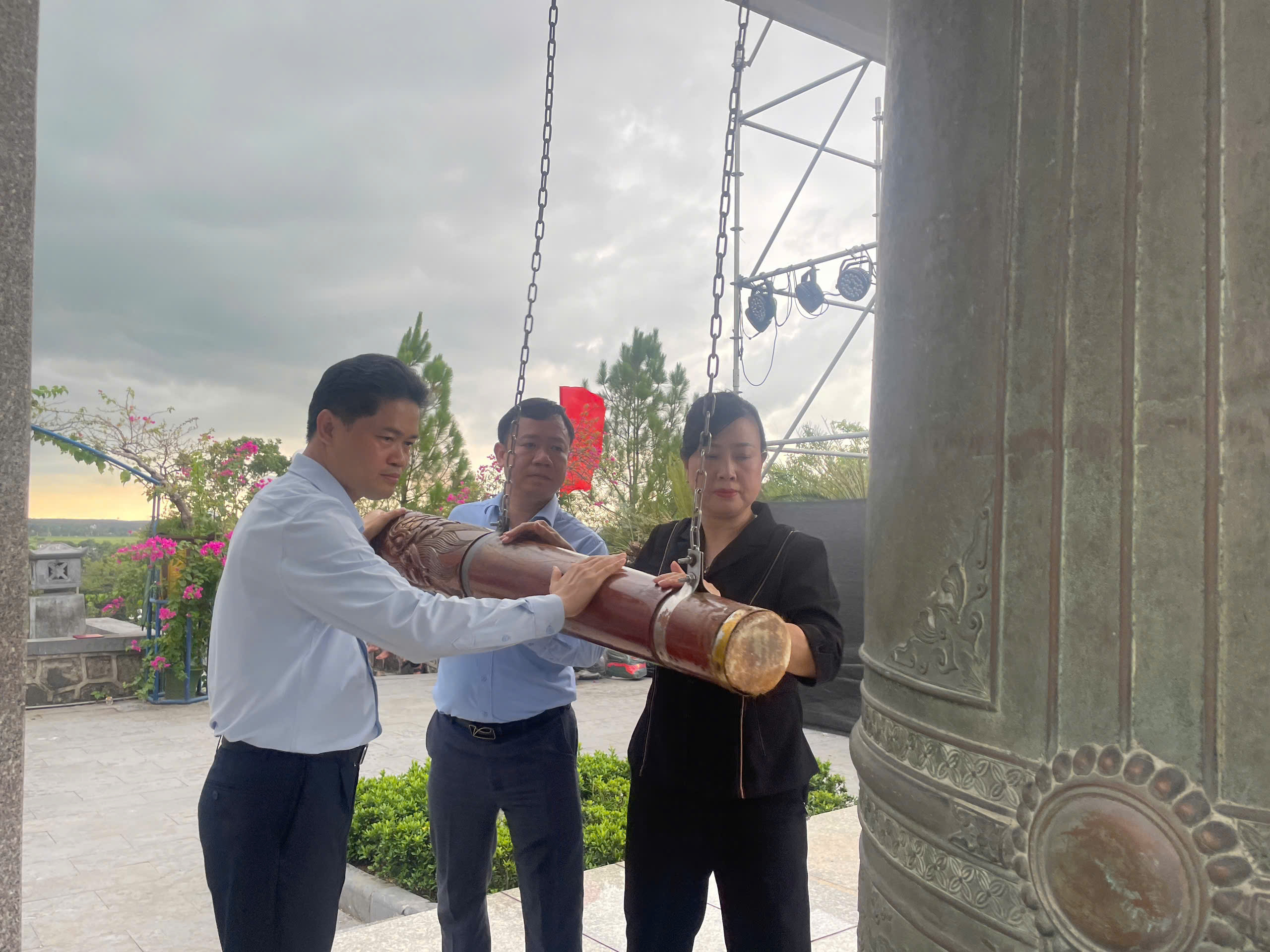 1Trong_không_khí_linh_thiêng_trước_anh_linh_của_các_anh_hùng_liệt_sĩ_lãnh_đạo_Bộ_Y_tế_đã_thực_hiện_nghi_thức_thỉnh_chuông784985024663_7815617759064336526_7815617759064336526_49fdd1ac50b37b6e74fddc2354d4cf0d.jpg