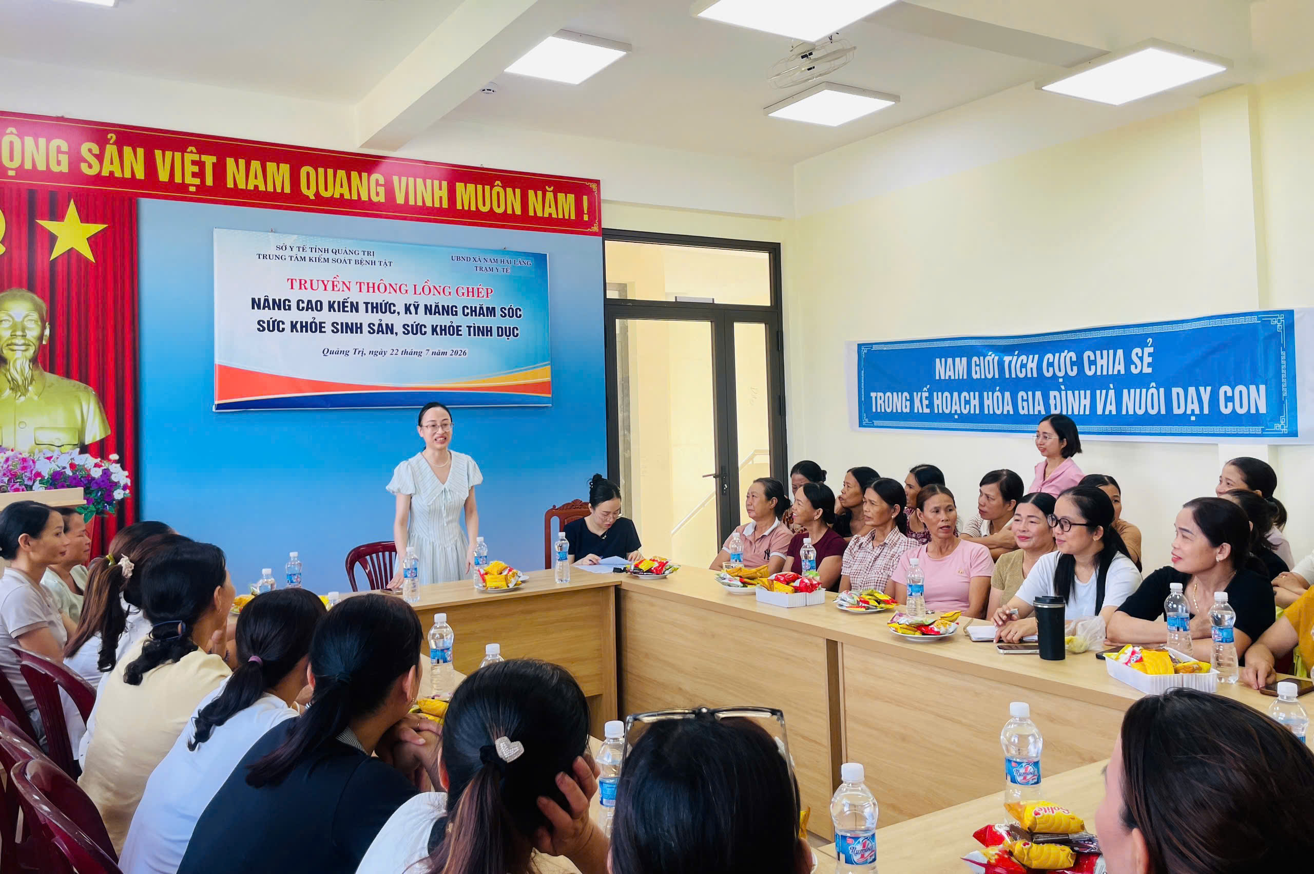 Bác_sĩ_Lê_Thị_Mai_Trâm_Khoa_Sức_khỏe_sinh_sản_Trung_tâm_Kiểm_soát_bệnh_tật_tỉnh_Quảng_Trị_truyền_đạt_các_nội_dung_tại_lớp_truyền_thông.qsfdgergrthe.jpg