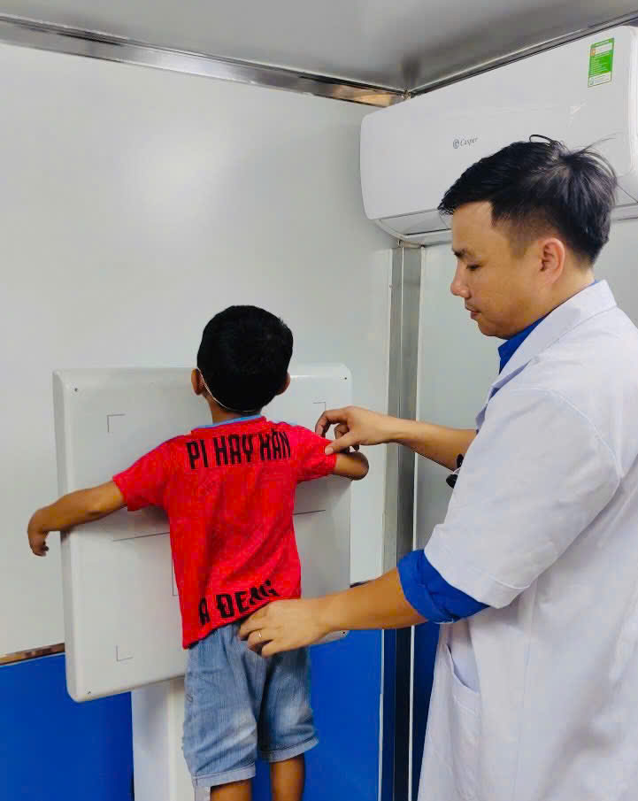 Người_dân_được_khám_và_tư_vấn_trước_khi_thực_hiện_các_kỹ_thuật_sàng_lọc_chup_phim_phoi.jpg