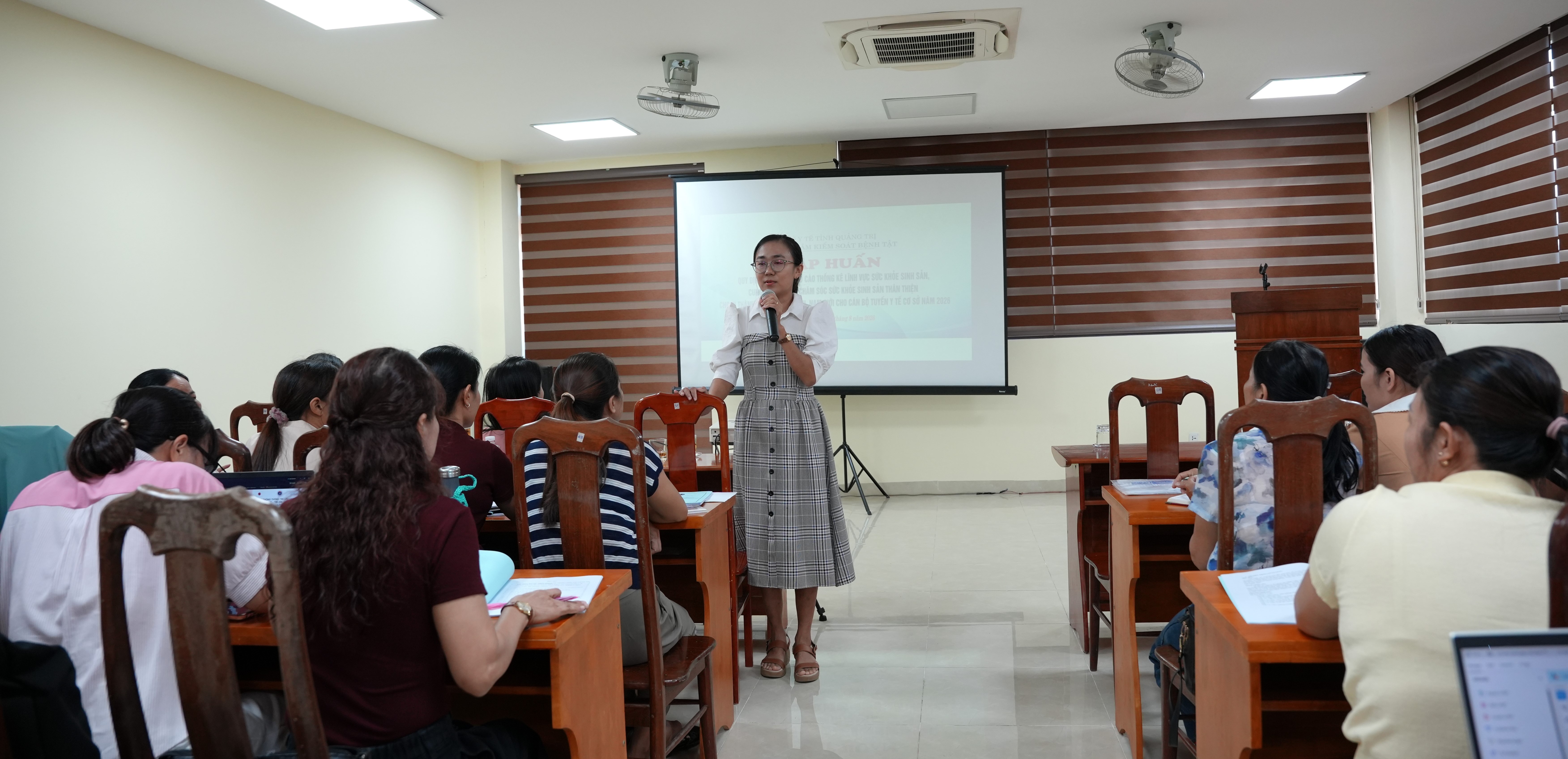 fkcx_xn_mnzsBác_sĩ_Lê_Thị_Quyên_Khoa_Sức_khỏe_sinh_sản_đang_trao_đổi_với_các_học_viên_tại_lớ.JPG
