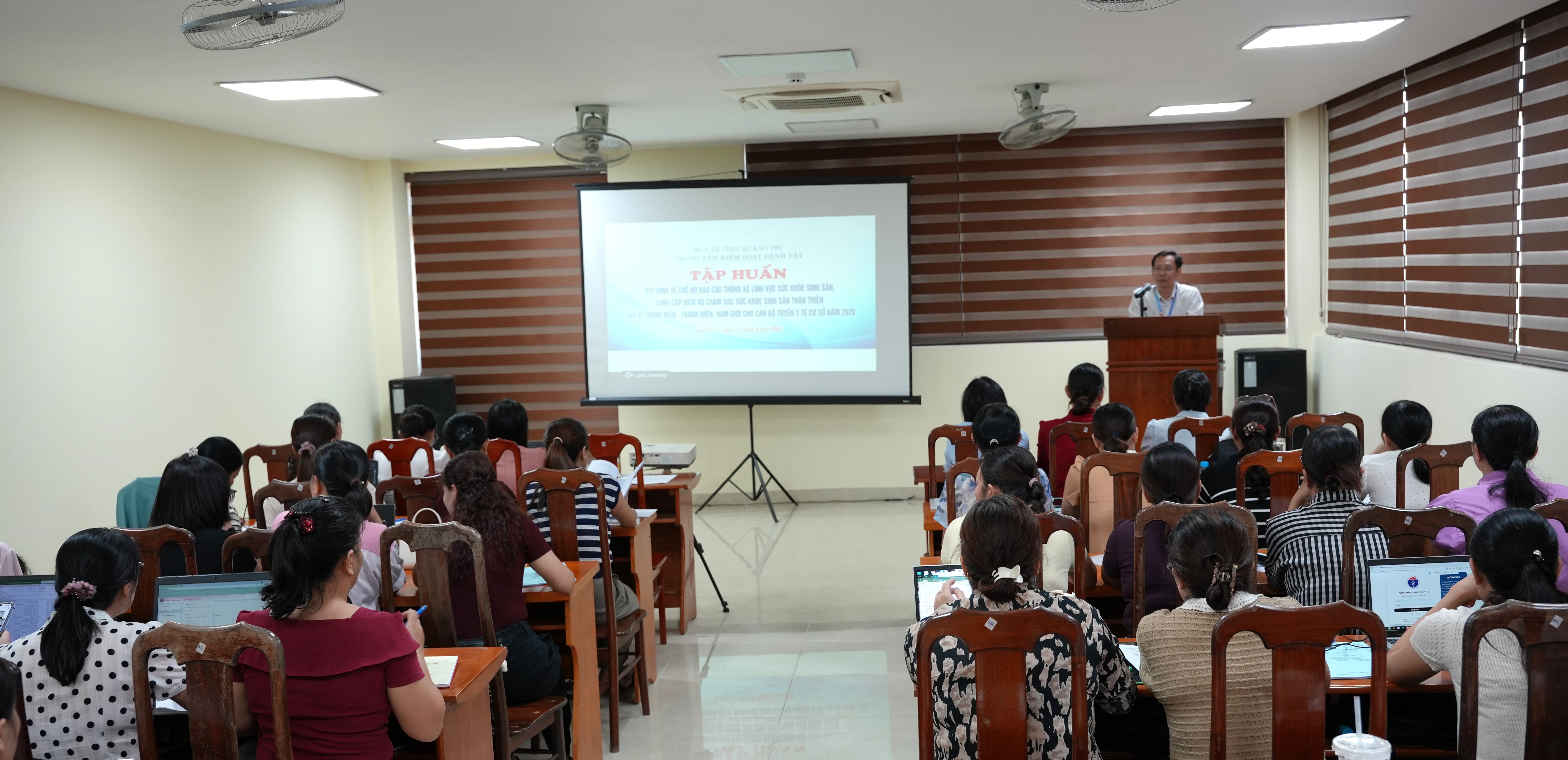 mcbngsqwll.vBác_sĩ_Lê_Thị_Quyên_Khoa_Sức_khỏe_sinh_sản_đang_trao_đổi_với_các_học_viên_tại_lớ.JPG