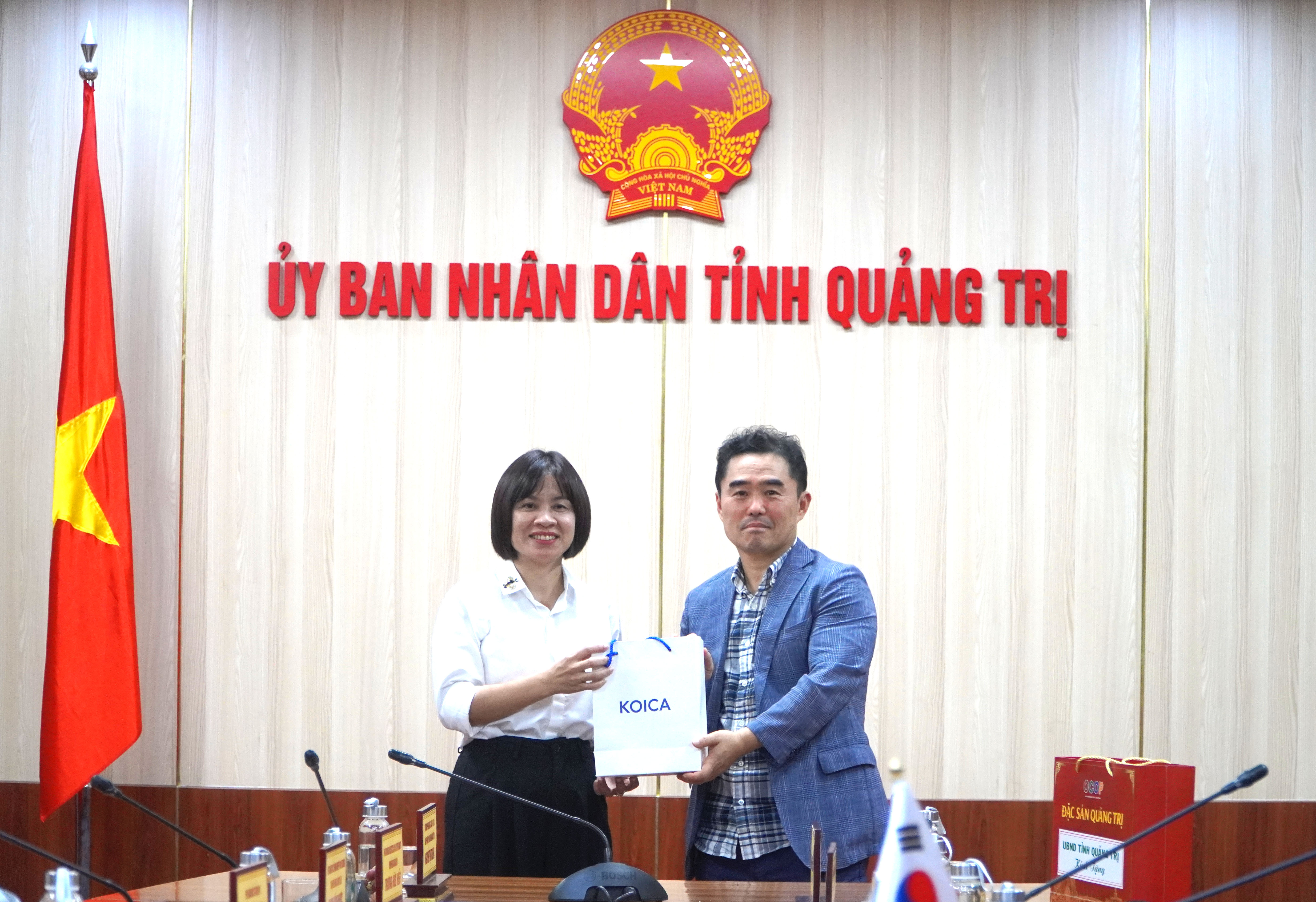 Ông_Yang_Seokwoong_trao_quà_tặng_đồng_chí_Hoàng_Xuân_Tân_Phó_Chủ_tịch_UBND_tỉnh_và_Đc_Diệp_Thị_Minh_Quyết_Giám_đốc_Sở_Y_tế.gjyky7rerw.JPG