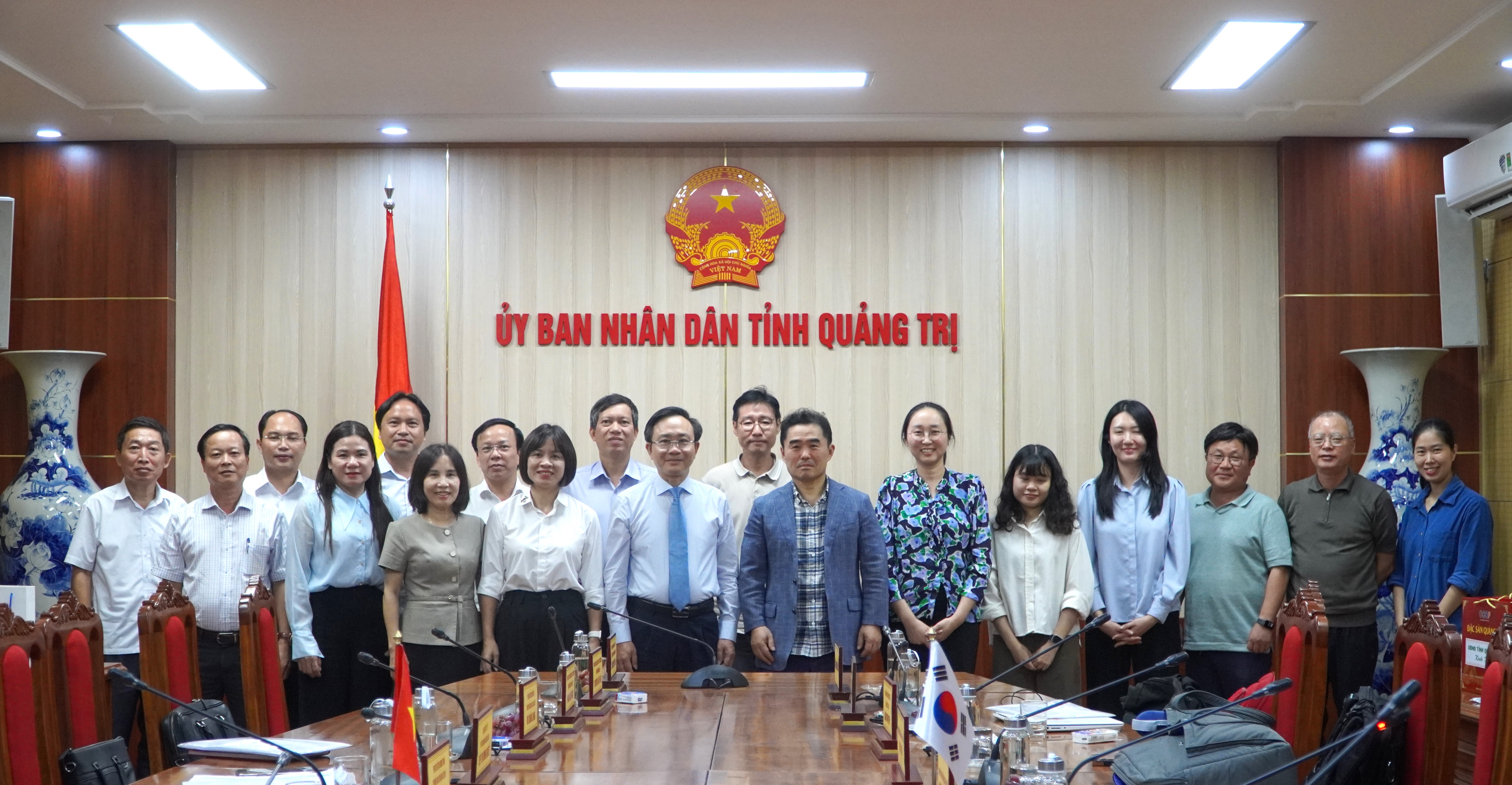 Ông_Yang_Seokwoong_trao_quà_tặng_đồng_chí_Hoàng_Xuân_Tân_Phó_Chủ_tịch_UBND_tỉnh_và_Đc_Diệp_Thị_Minh_Quyết_Giám_đốc_Sở_Y_tế.lfaawewr.JPG