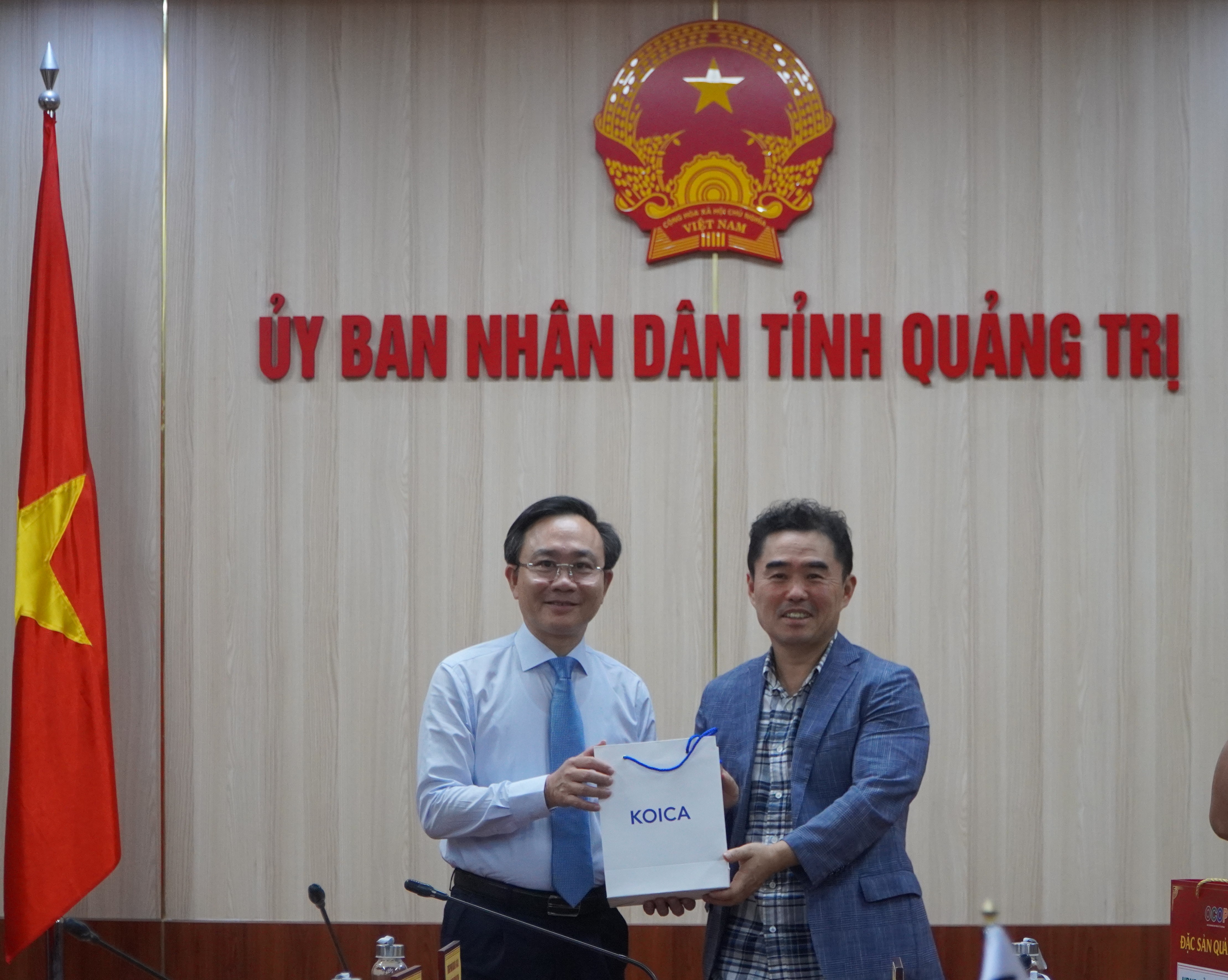 Ông_Yang_Seokwoong_trao_quà_tặng_đồng_chí_Hoàng_Xuân_Tân_Phó_Chủ_tịch_UBND_tỉnh_và_Đc_Diệp_Thị_Minh_Quyết_Giám_đốc_Sở_Y_tếghtyye.JPG