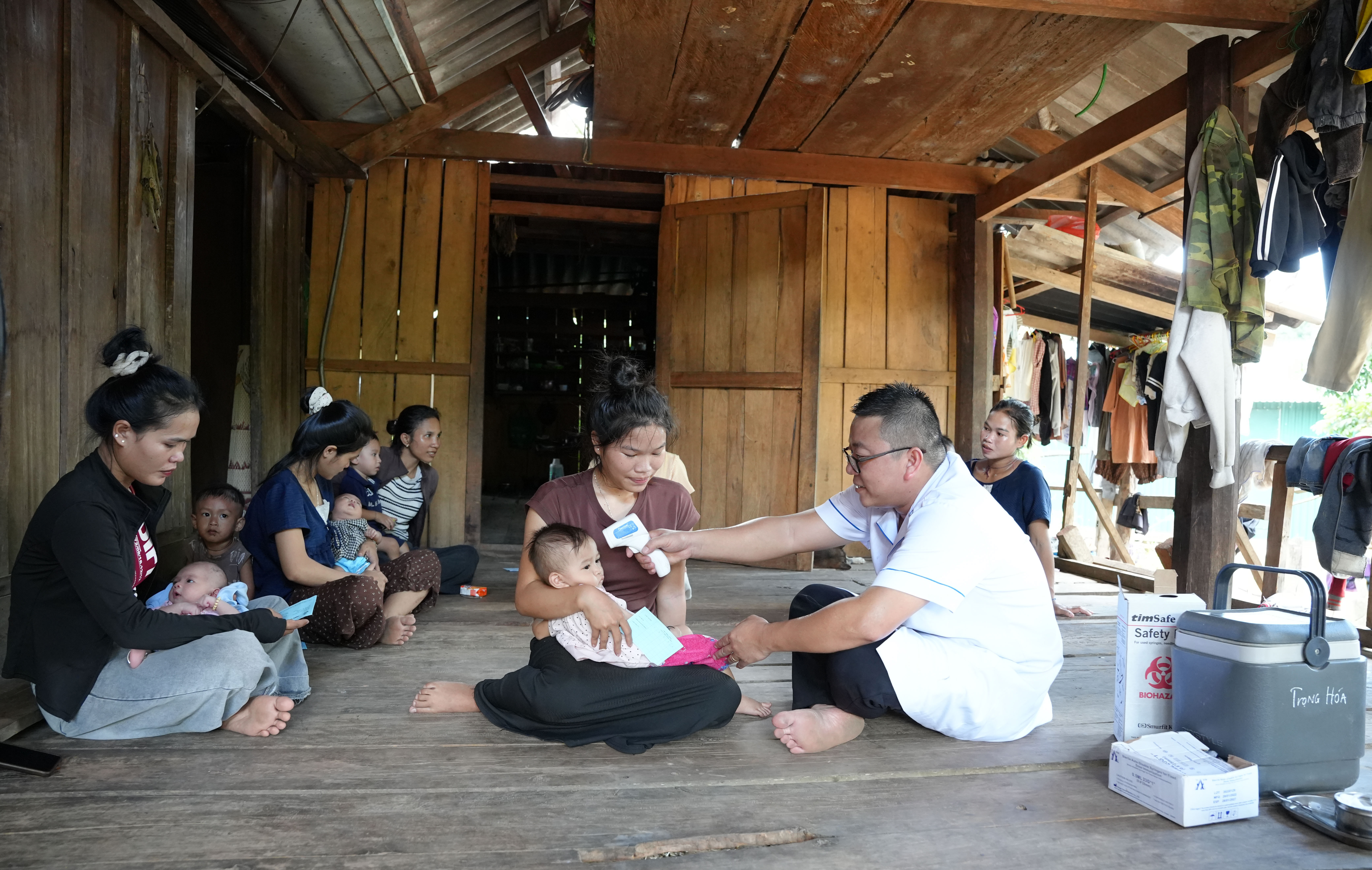 A5_Kiểm_tra_thân_nhiệt_sau_tiêm_chủng_chcdfdfo_trẻ.jpg