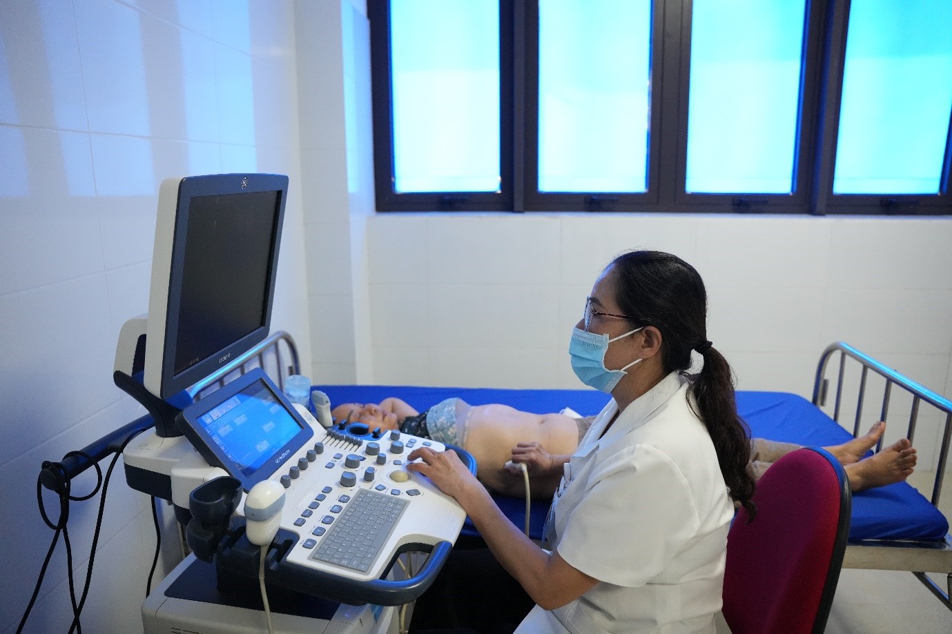 Bác_sĩ_thực_hiện_siêu_âm_ổ_bụng_cho_người_bệnh_tại_Phòng_khám_CDC_Quảng_Trị.bggtrews.jpg