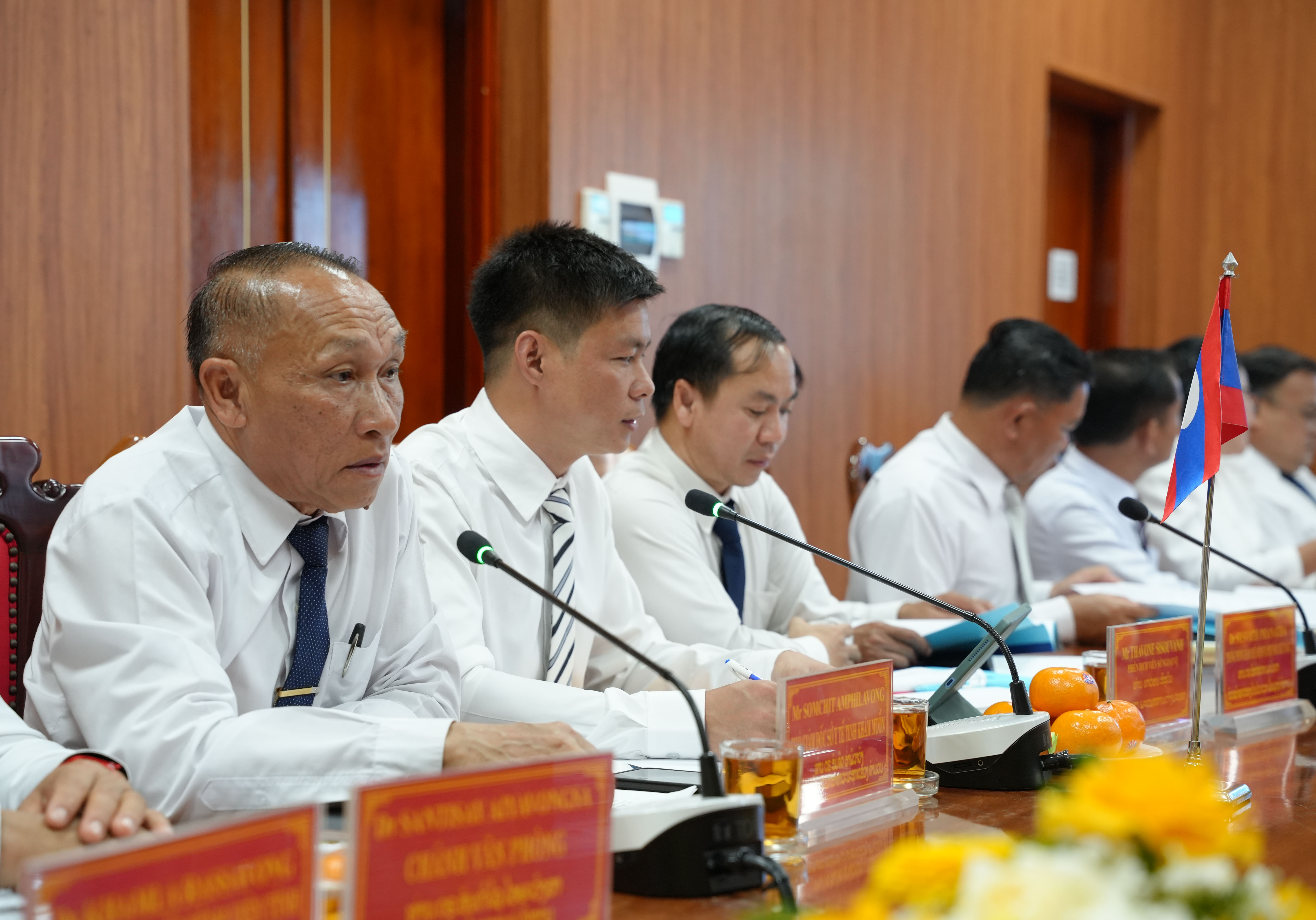 Các_đại_biểu_đoàn_công_tác_Sở_Y_tế_Khăm_Muộn_dự_hội_đàm1.JPG
