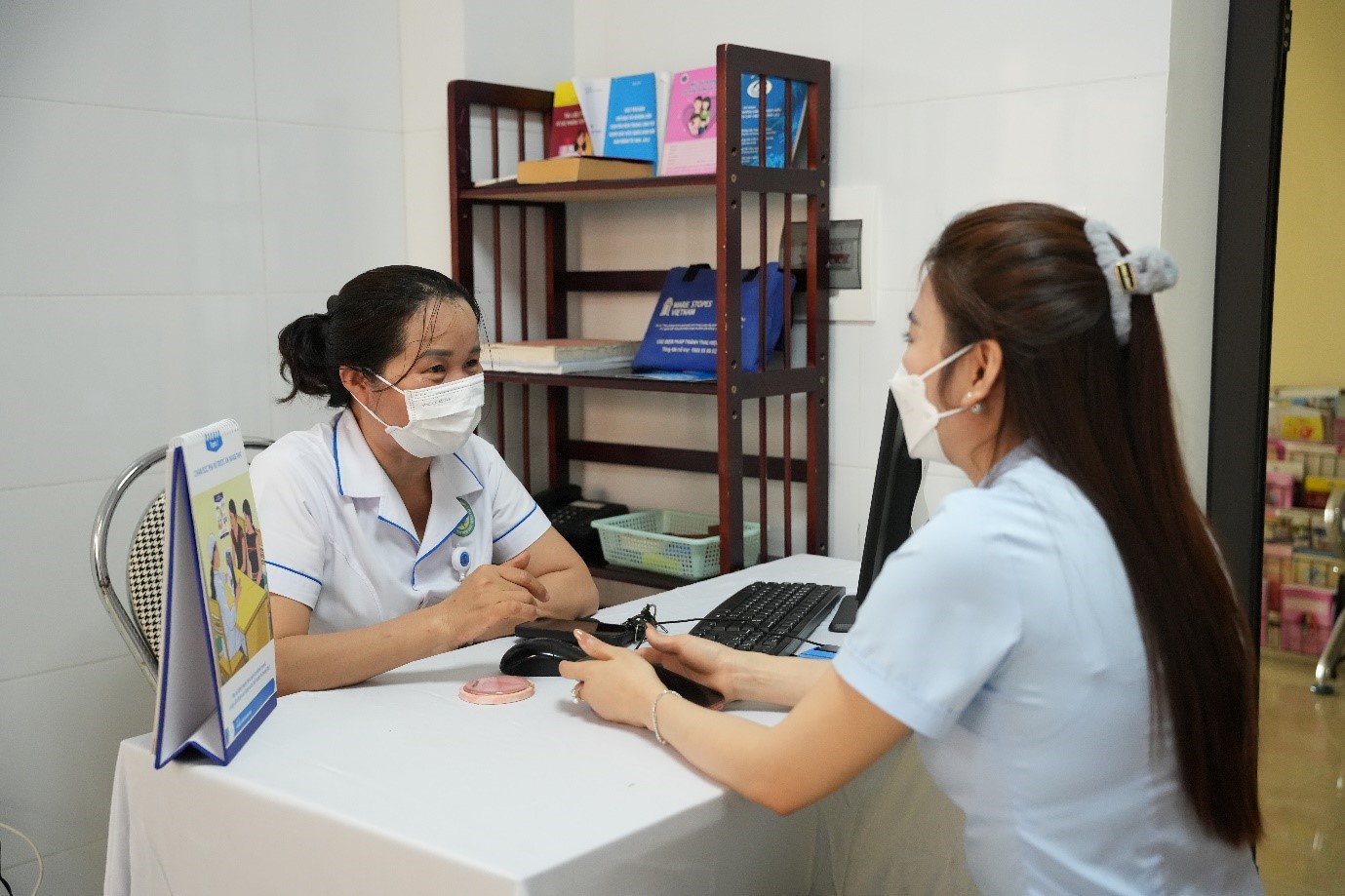 Thăm_khám_và_tư_vấn_chăm_sóc_sức_khỏe_sinh_sản_cho_người_dânmhgdfw.jpg
