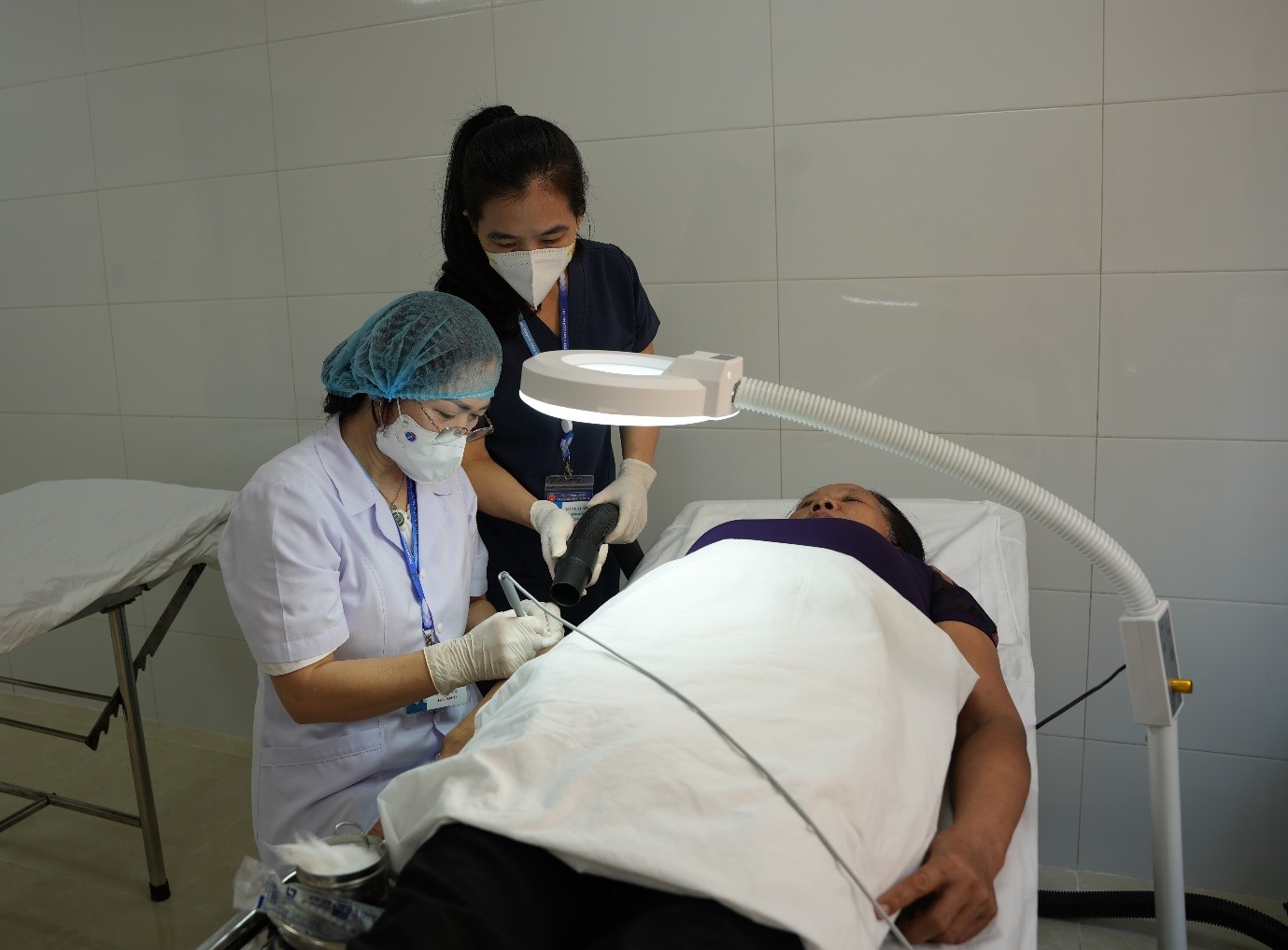 Thực_hiện_tiểu_phẫu_trên_da_cho_người_bệnhdfefrer4t4.jpg