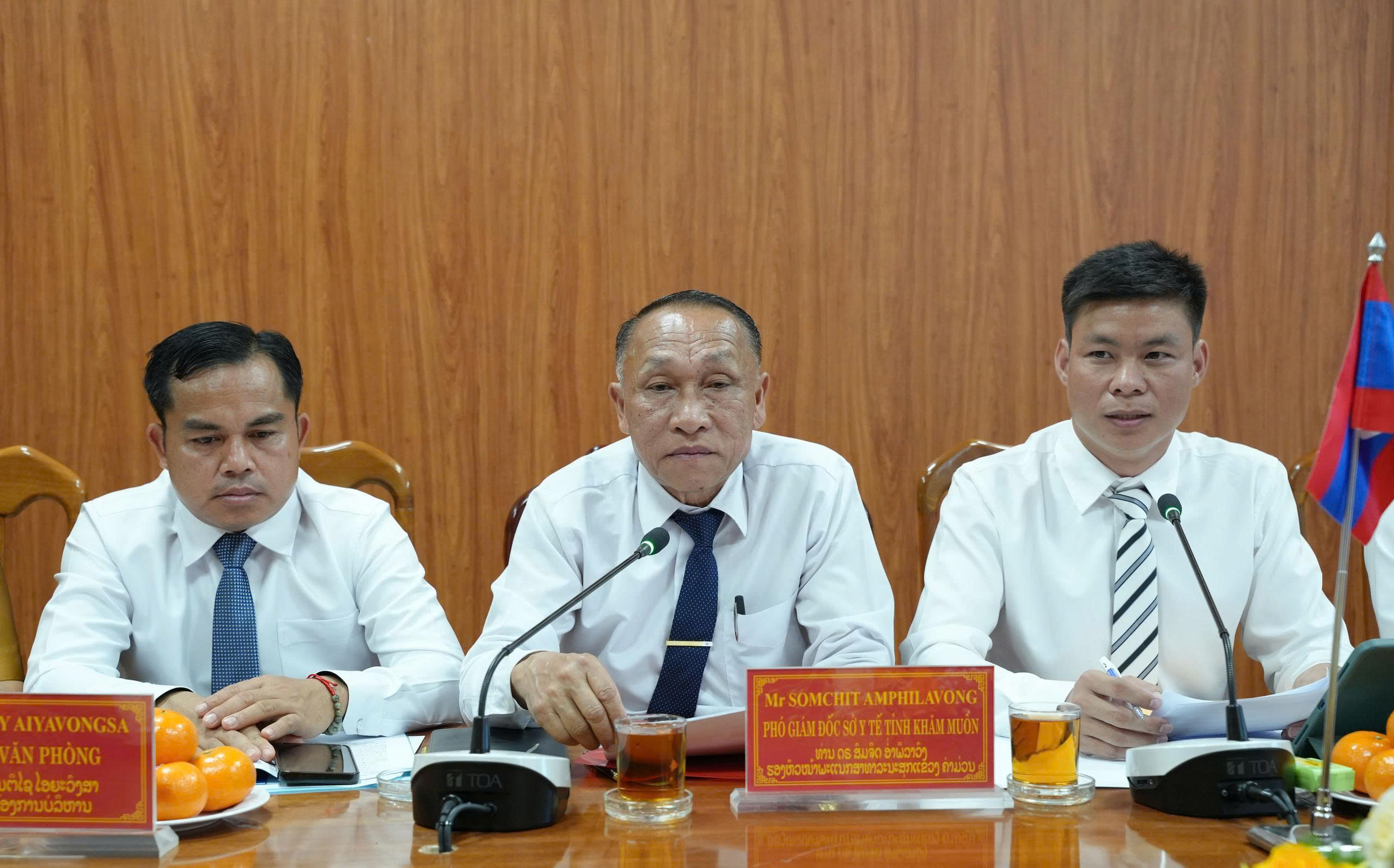 Đại_diện_lãnh_đạo_Trường_Cao_đẳng_Y_tế_Quảng_Trị_trao_quà_lưu_niệm_cho_Sở_Y_tế_Khăm_Muồn5fffaefsfs56546454.jpg