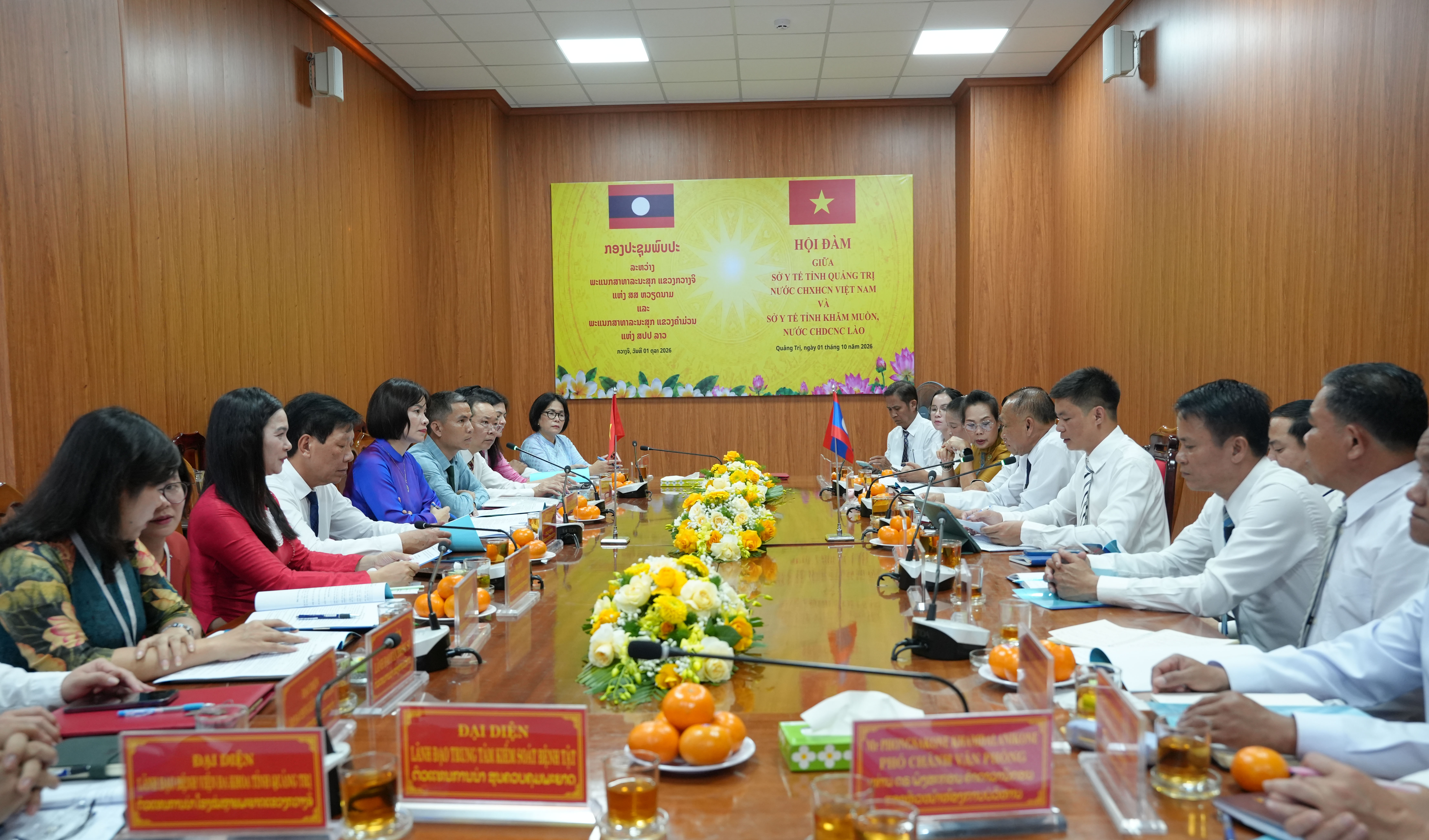 Đại_diện_lãnh_đạo_Trường_Cao_đẳng_Y_tế_Quảng_Trị_trao_quà_lưu_niệm_cho_Sở_Y_tế_Khăm_Muồn5fffaefsfsxzxzxzx.JPG