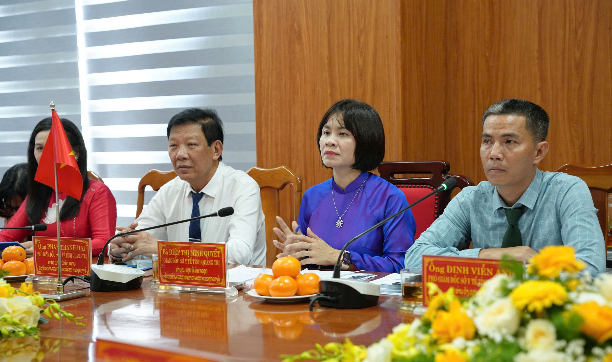Đại_diện_lãnh_đạo_Trường_Cao_đẳng_Y_tế_Quảng_Trị_trao_quà_lưu_niệm_cho_Sở_Y_tế_Khăm_Muồn5fffaefsfszq2e223342.jpg