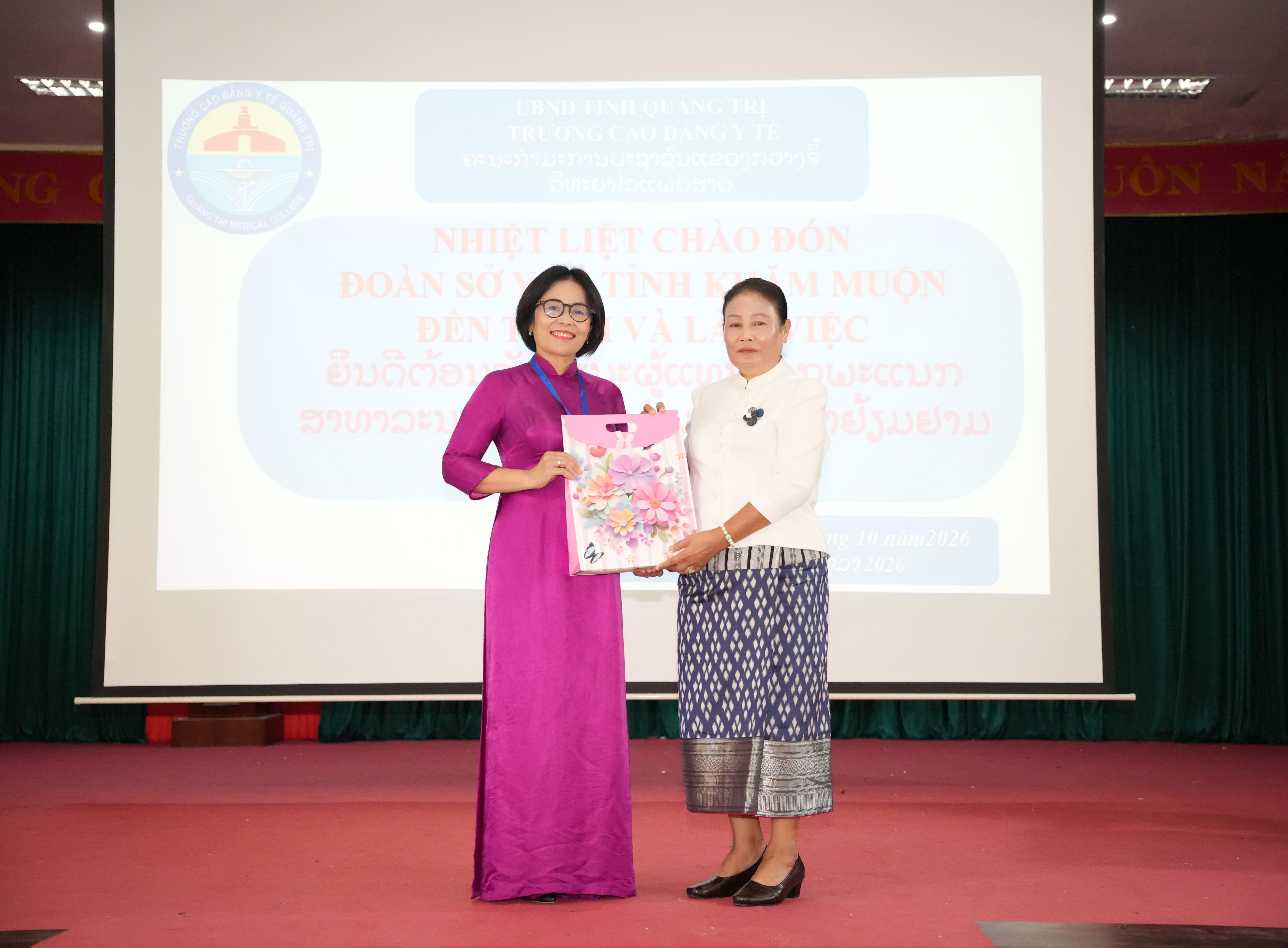 Đại_diện_lãnh_đạo_Trường_Cao_đẳng_Y_tế_Quảng_Trị_trao_quà_lưu_niệm_cho_Sở_Y_tế_Khăm_Muồn9767565.JPG