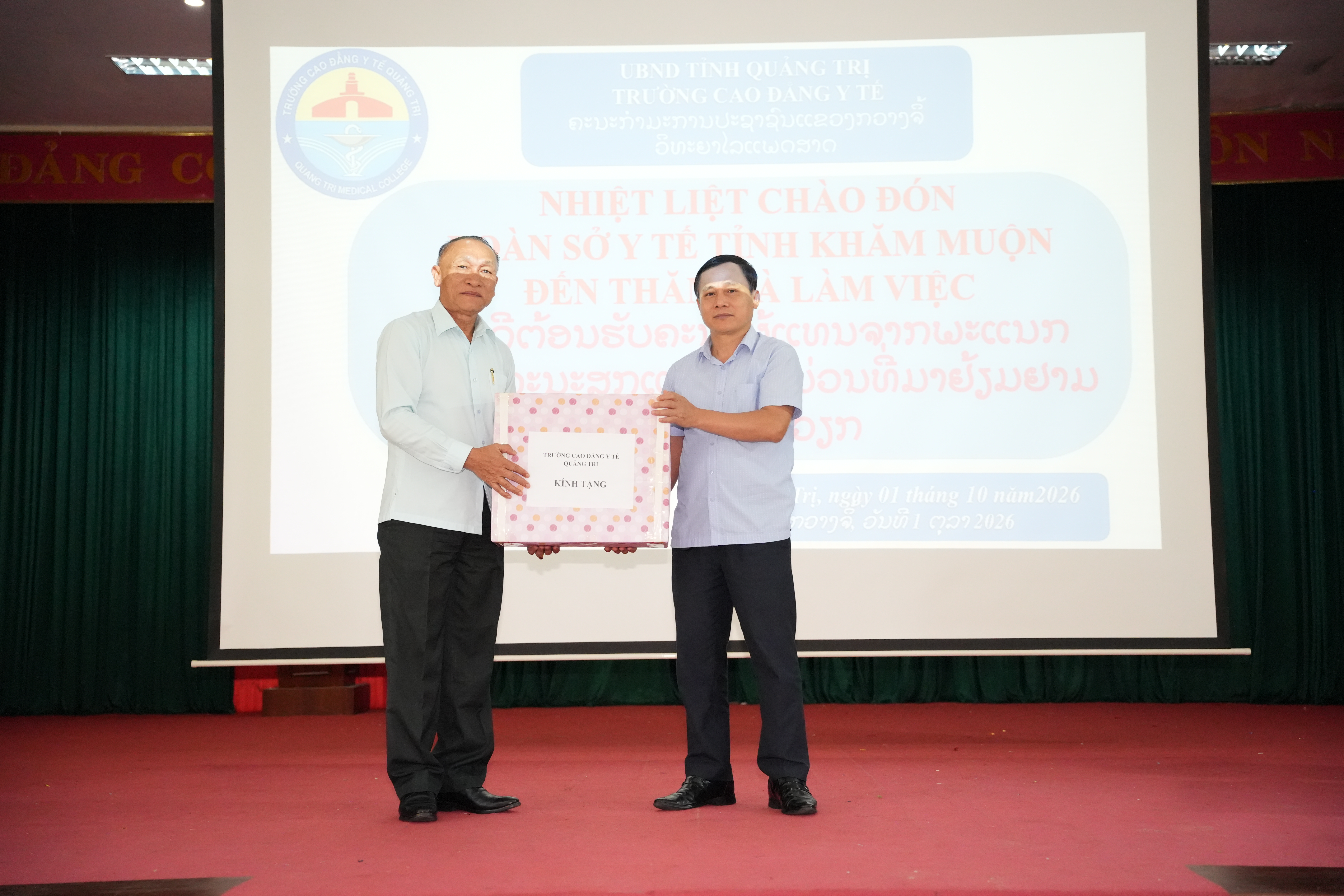 Đại_diện_lãnh_đạo_Trường_Cao_đẳng_Y_tế_Quảng_Trị_trao_quà_lưu_niệm_cho_Sở_Y_tế_Khăm_Muồng956ydf.JPG