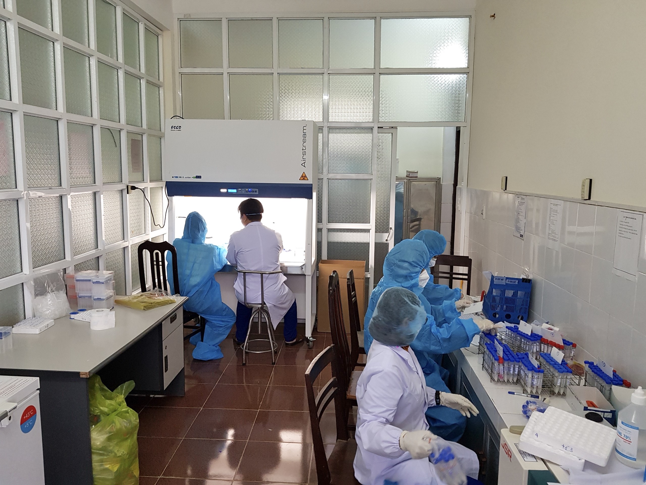 2 hệ thống xét nghiệm RT PCR của CDC Quảng Bình đặt tại Trung tâm Y tế huyện Minh Hoá