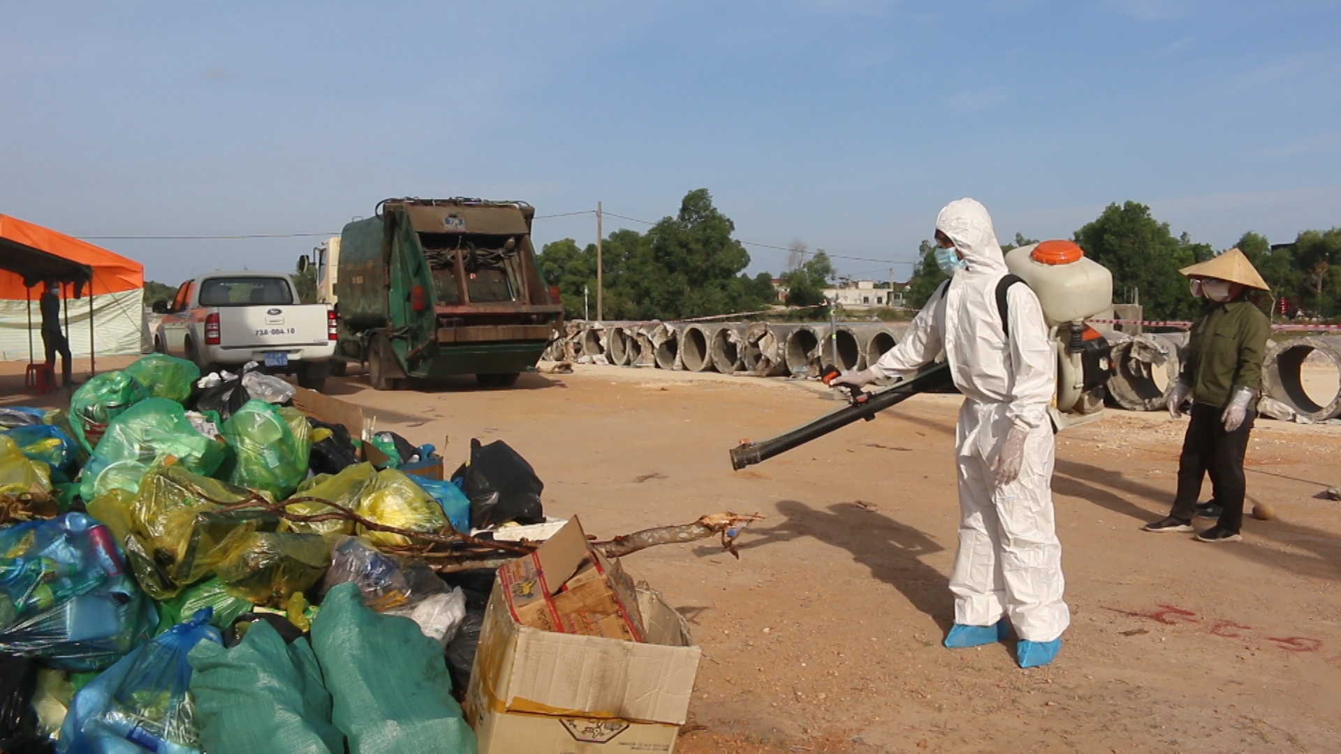 A1 Rác được tập kết và phun khử khuẩn trước khi vận chuyễn