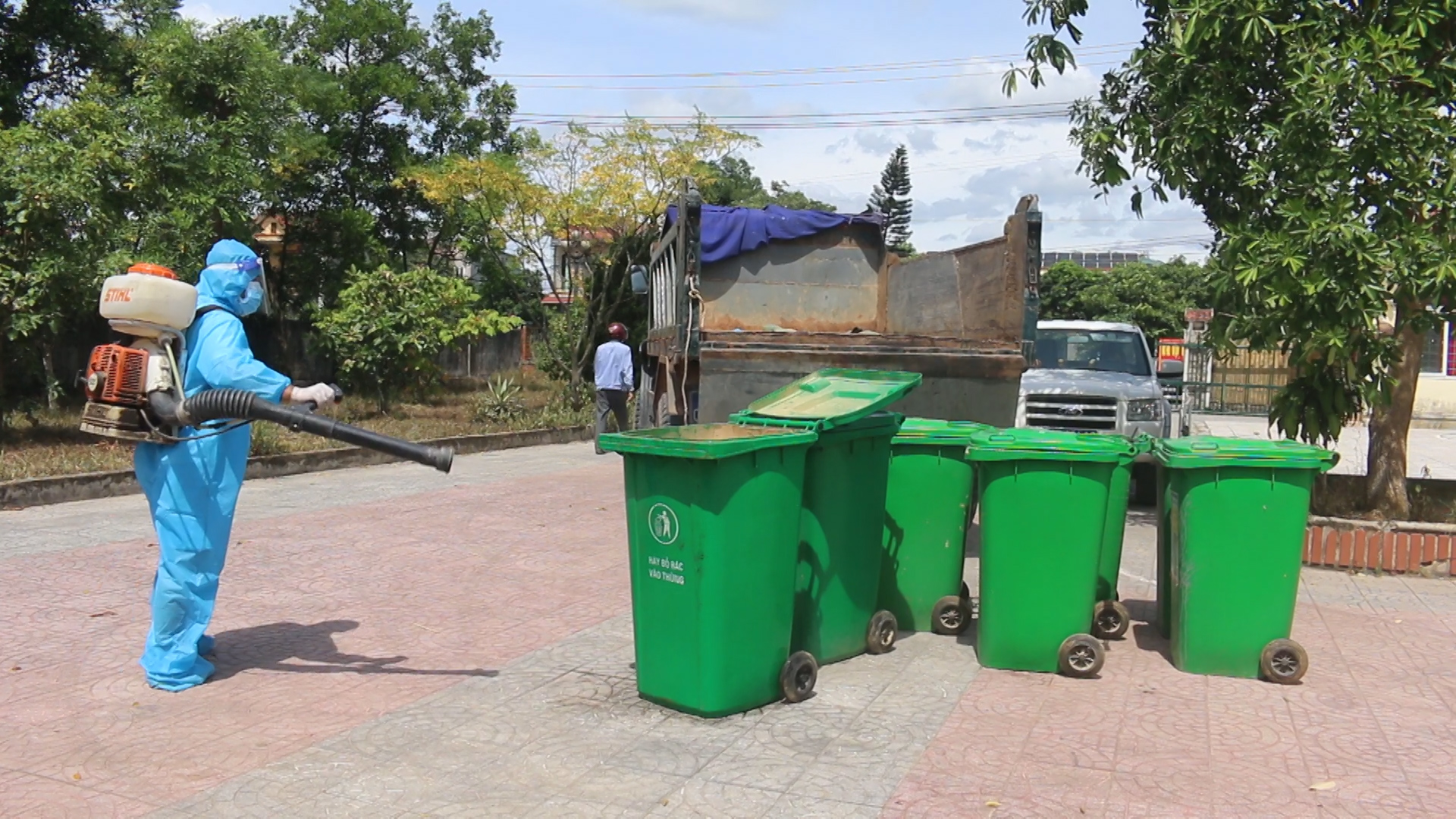 A2 Phun khử khuẩn các thùng đựng khi được về khu cách cách 