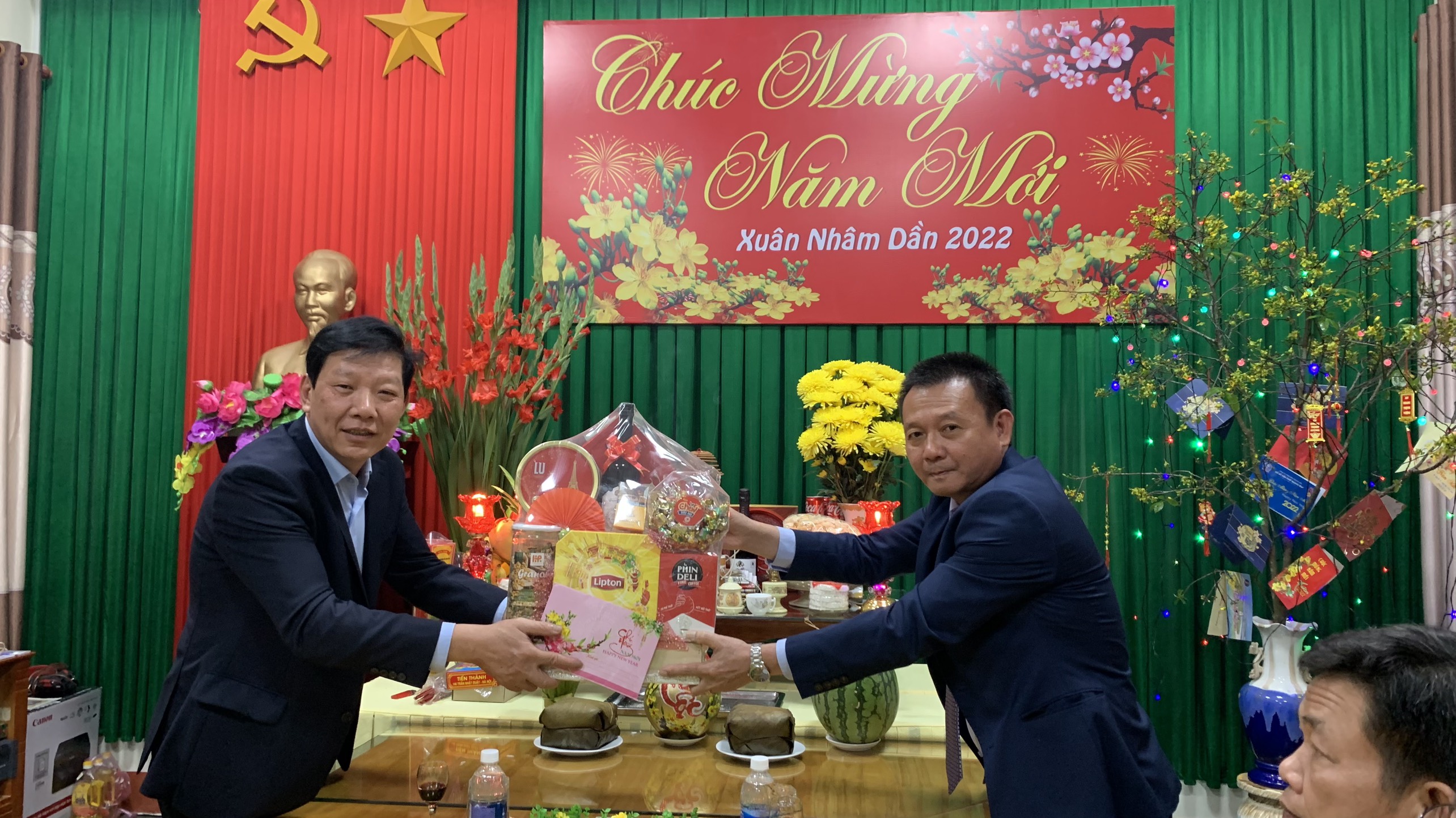 A3 Bác sỹ Phan Thanh Hải PGĐ Sở Y tế thăm chúc tết tại Trung tâm Kiểm soát bệnh tật tỉnh