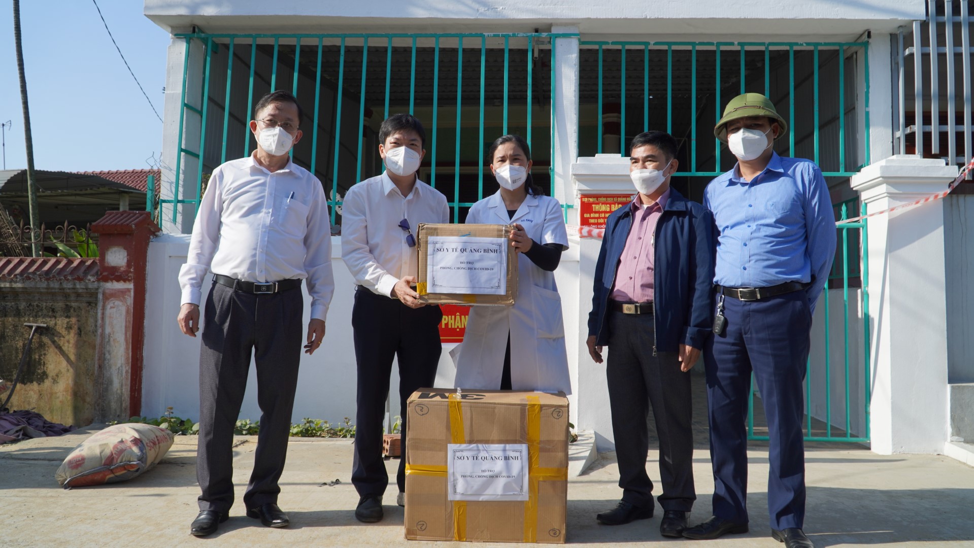 A6 Trao một số trang thiết bị phòng chống dịch Covid 19 cho Trạm Y tế xã Quảng Hòa thị xã Ba Đồn Custom
