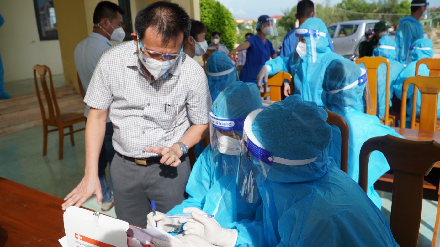 BS CKII Đỗ Quốc Tiệp Giám đốc CDC Quảng Bình giám sát công tác lấy mẫu xét nghiệm