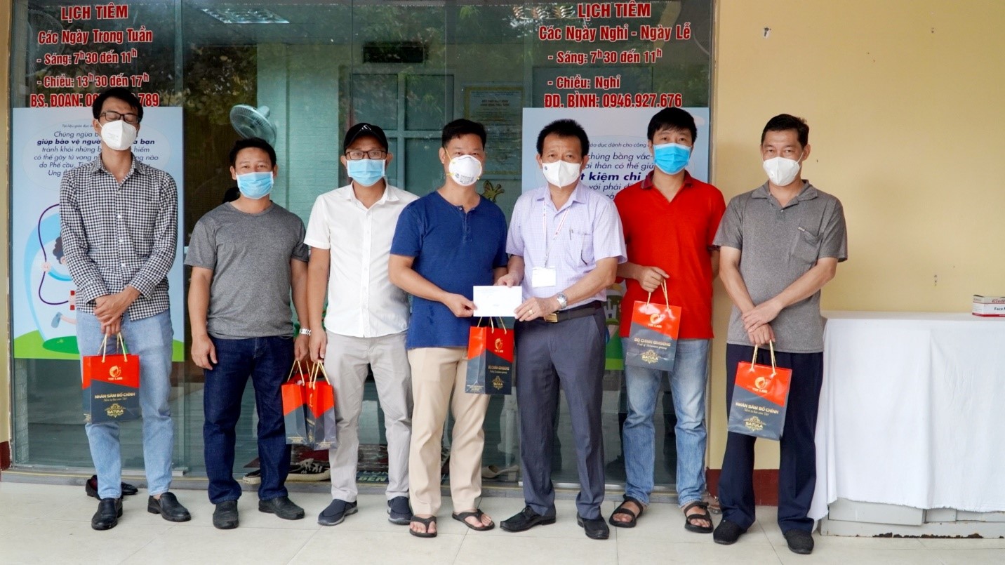 BS CKII Đỗ Quốc Tiệp Giám đốc Trung tâm Kiểm soát bệnh tật tặng quà chia tay đoàn công tác Viện Pasteur Nha Trang