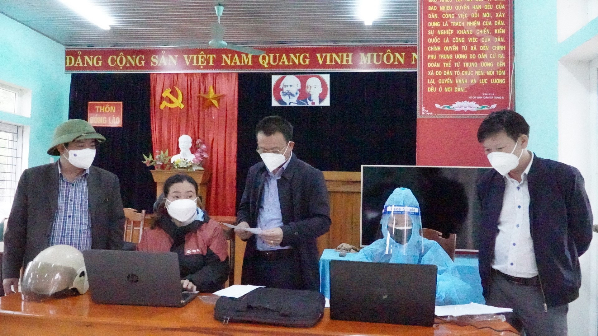 Bs Đỗ Quốc Tiệp Giám đốc Trung tâm kiểm soát bệnh tật tỉnh cùng lãnh đạo Trung tâm y tế huyện Tuyên Hóa kiểm tra công tác nhập liệu Large