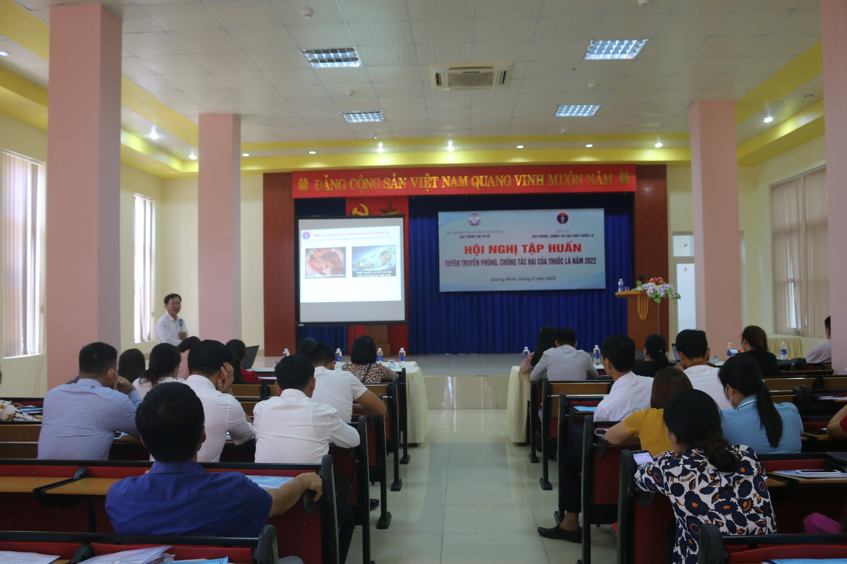 Bác Sỹ Nguyễn Anh Đông Phó Giám đốc Trung tâm Kiểm soát bệnh tật đang truyền đạt nội dung tập huấn