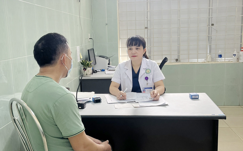 Bác sĩ Hoàng Thị Hạnh Phó trưởng Phòng khám đa khoa CDCQB khám tư vấn cho người bệnhjpg