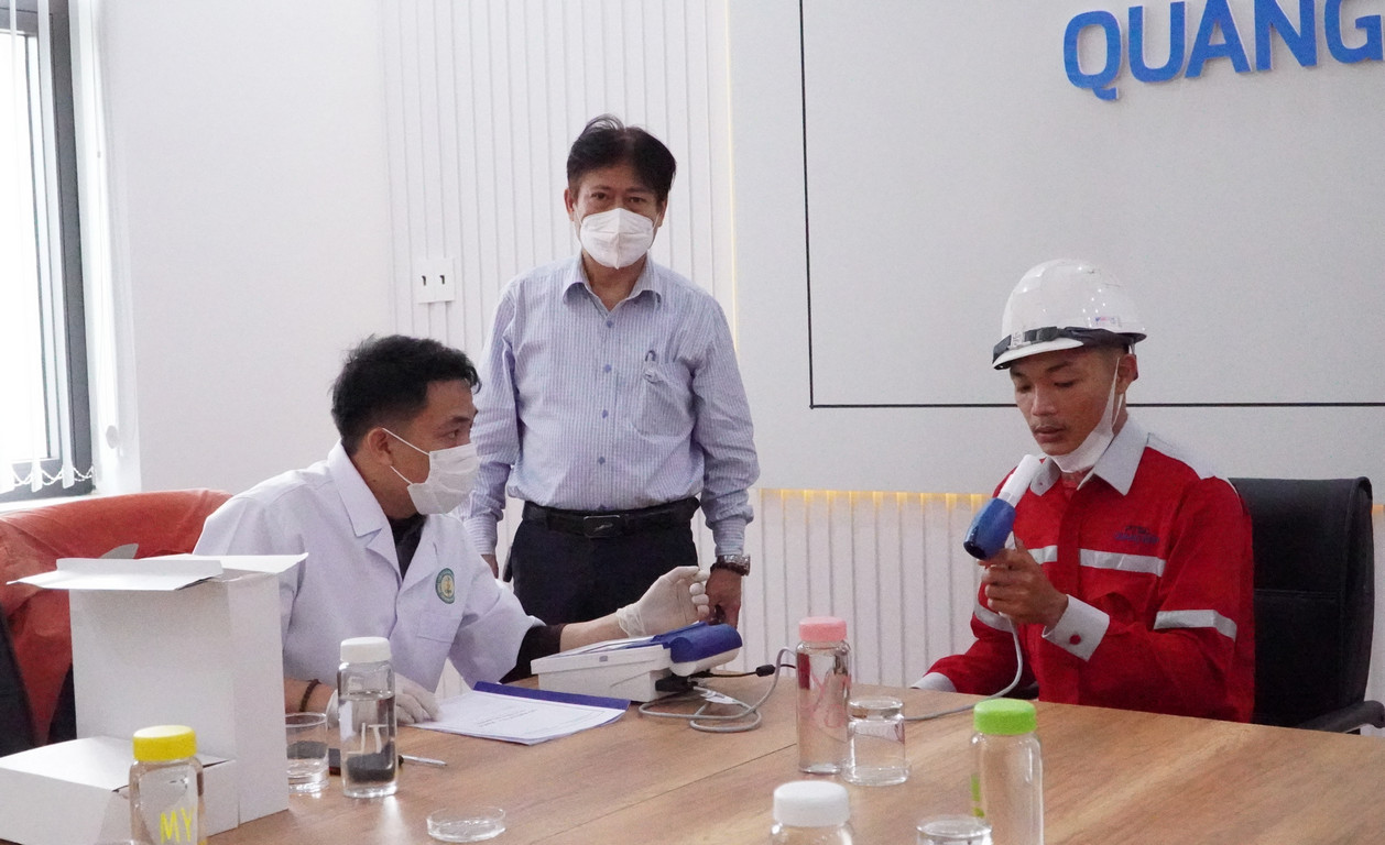 Bác sĩ Hồ Huy Hiệu Phó giám đốc Trung tâm Kiểm soát bệnh tật tỉnh chỉ đạo công tác khám sức khỏe định kỳ trong sáng nay